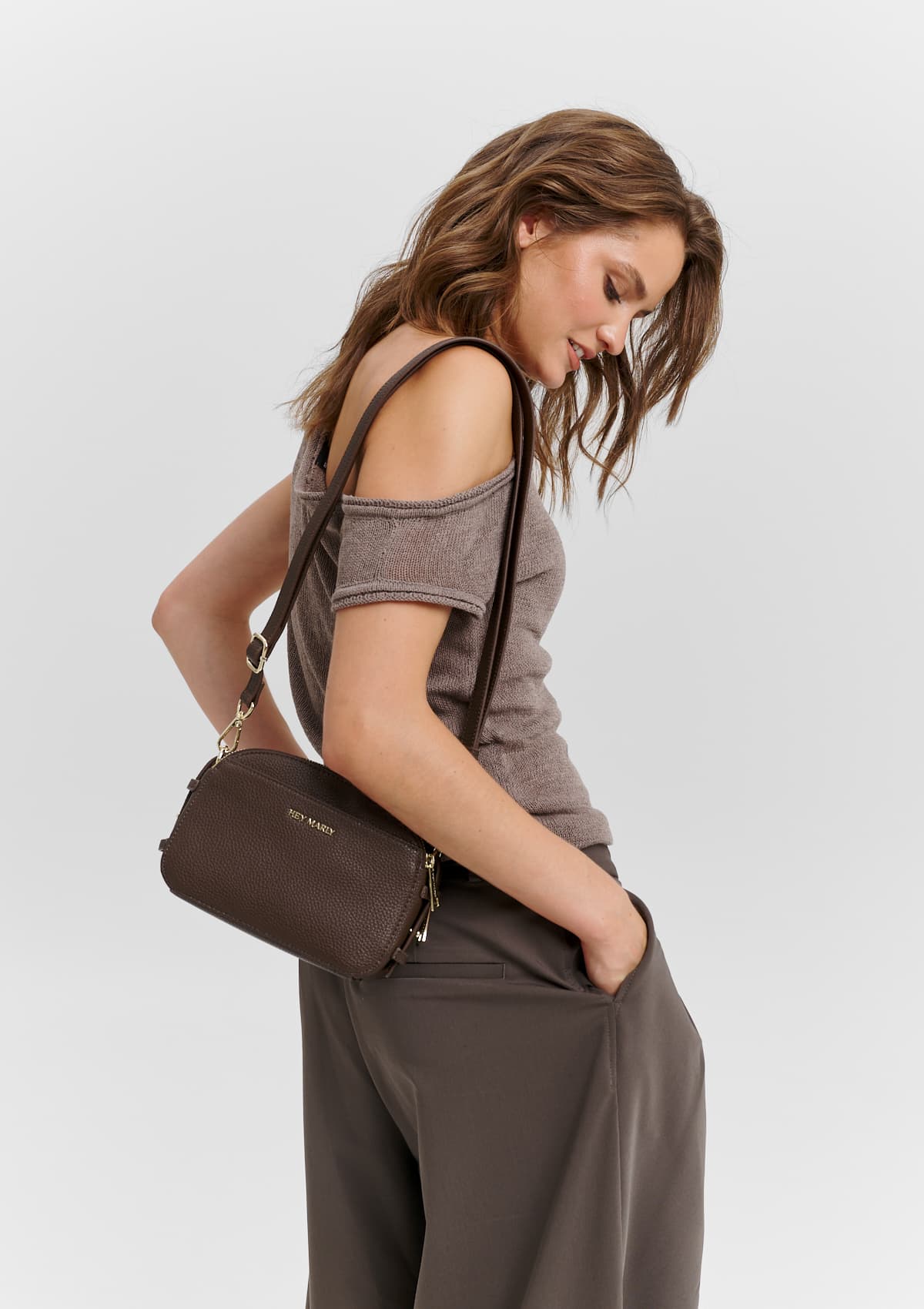 Tragebild mit Model auf neutralem Hintergrund des Produktes Style Mate in der Farbe Coffee