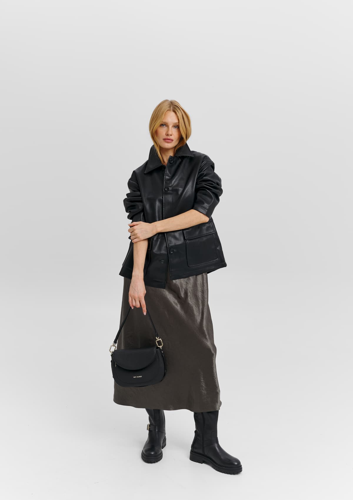 Tragebild mit Model auf neutralem Hintergrund des Produktes Big Sister in der Farbe Black