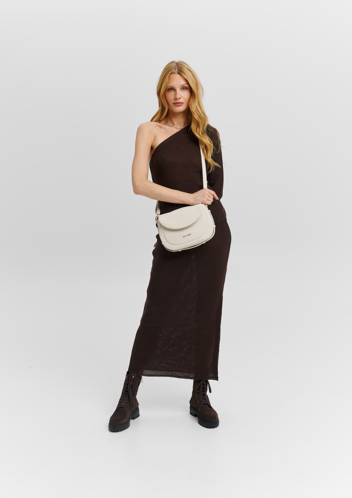 Tragebild mit Model auf neutralem Hintergrund des Produktes Big Sister in der Farbe Crema