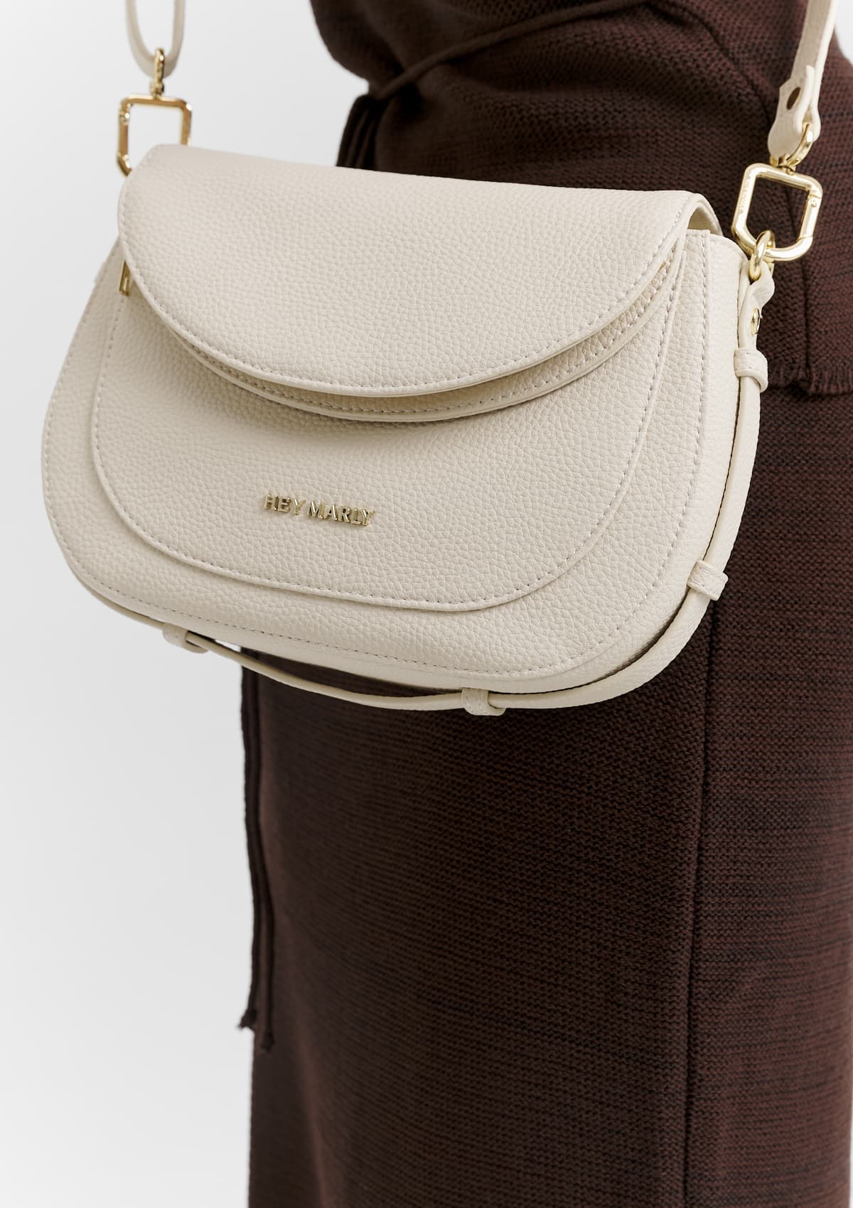 Tragebild mit Model auf neutralem Hintergrund des Produktes Big Sister in der Farbe Crema