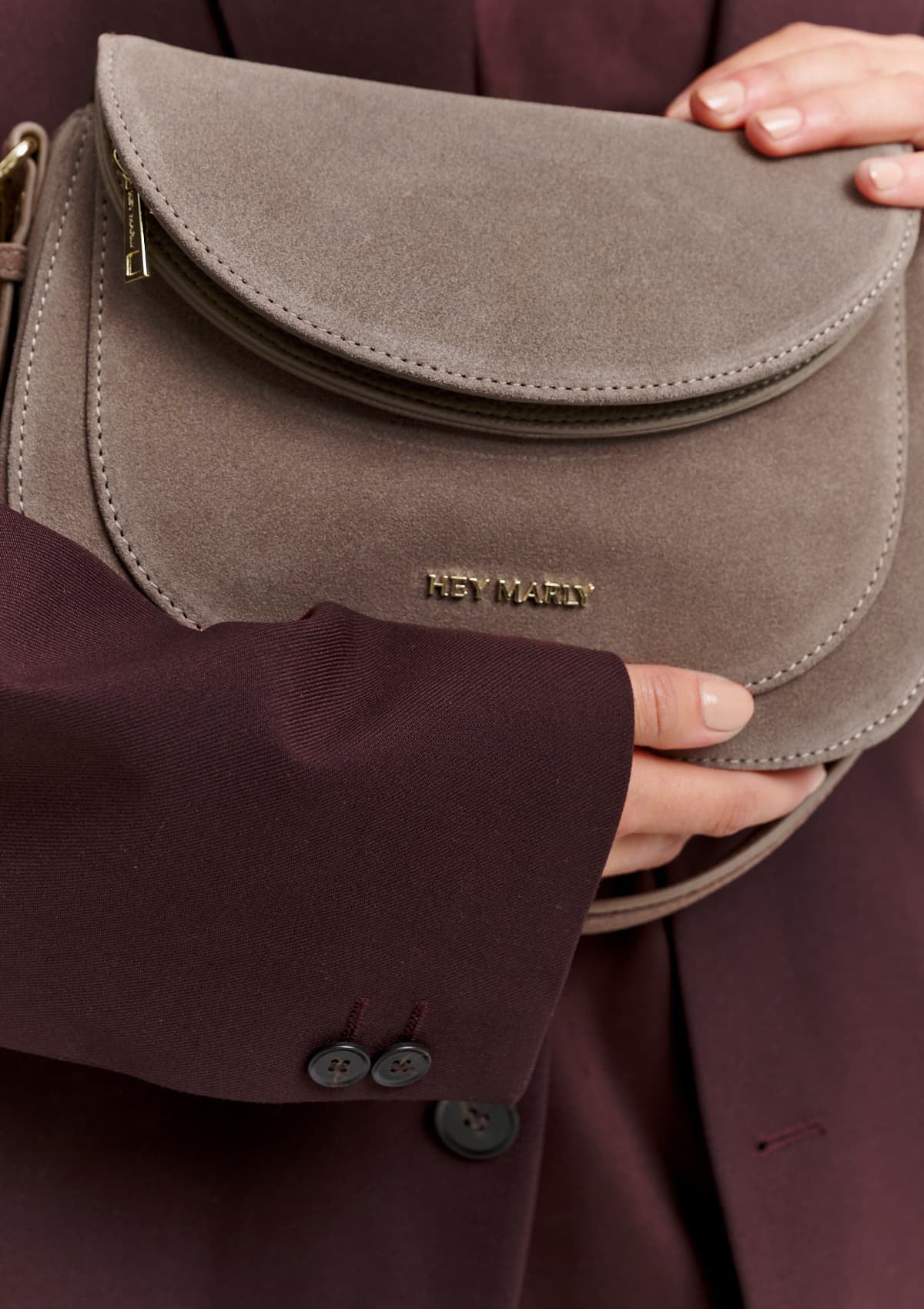 Tragebild mit Model auf neutralem Hintergrund des Produktes Big Sister Suede in der Farbe Mocha