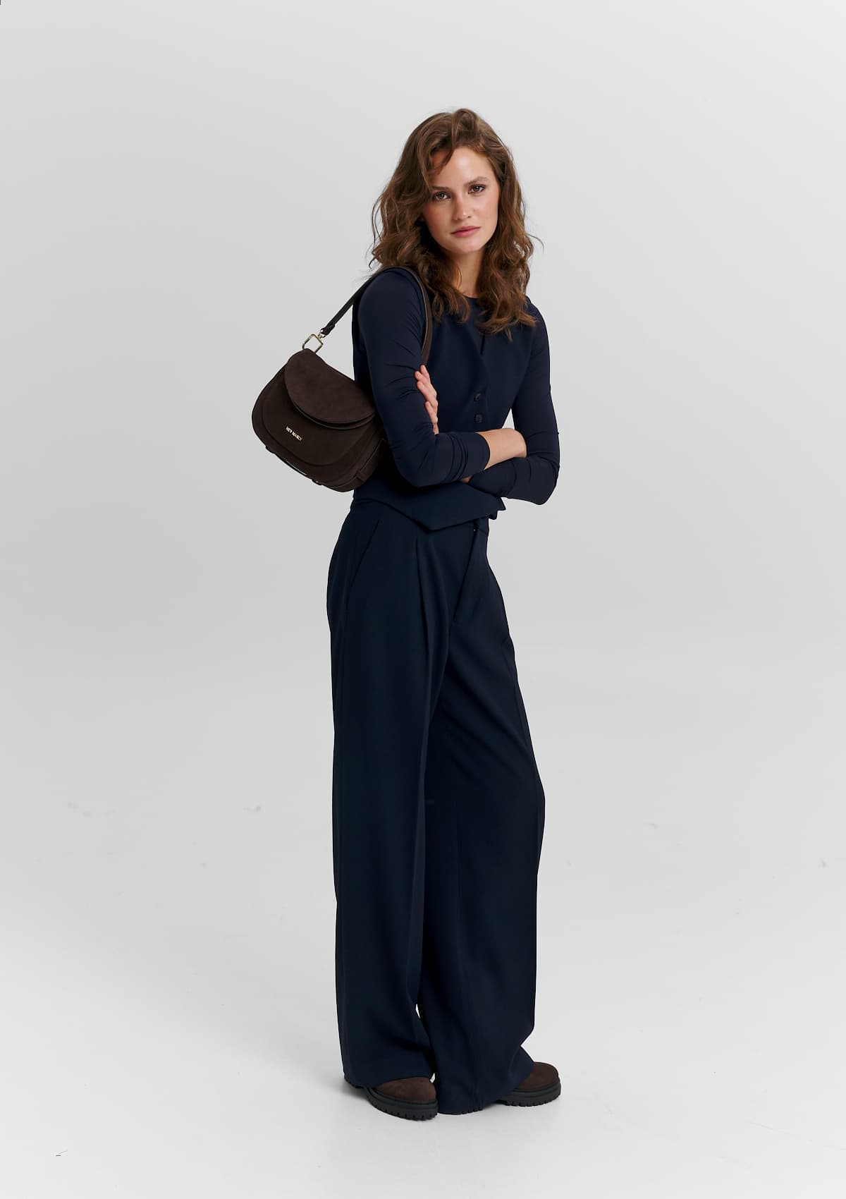 Tragebild mit Model auf neutralem Hintergrund des Produktes Big Sister Suede in der Farbe Coffee