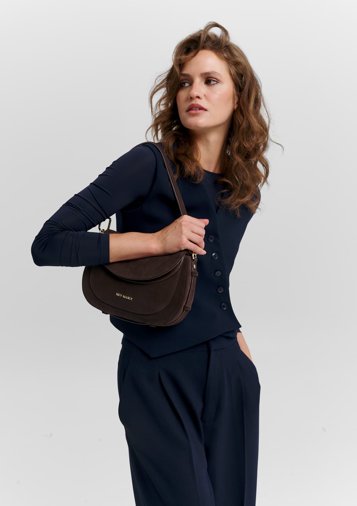 Tragebild mit Model auf neutralem Hintergrund des Produktes Big Sister Suede in der Farbe Coffee
