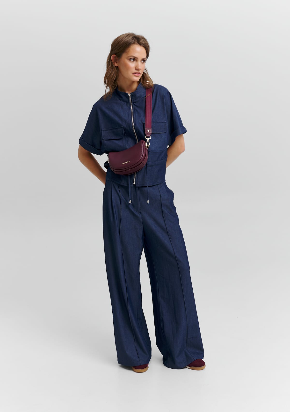 Tragebild mit Model auf neutralem Hintergrund des Produktes Sporty Sister in der Farbe Berry