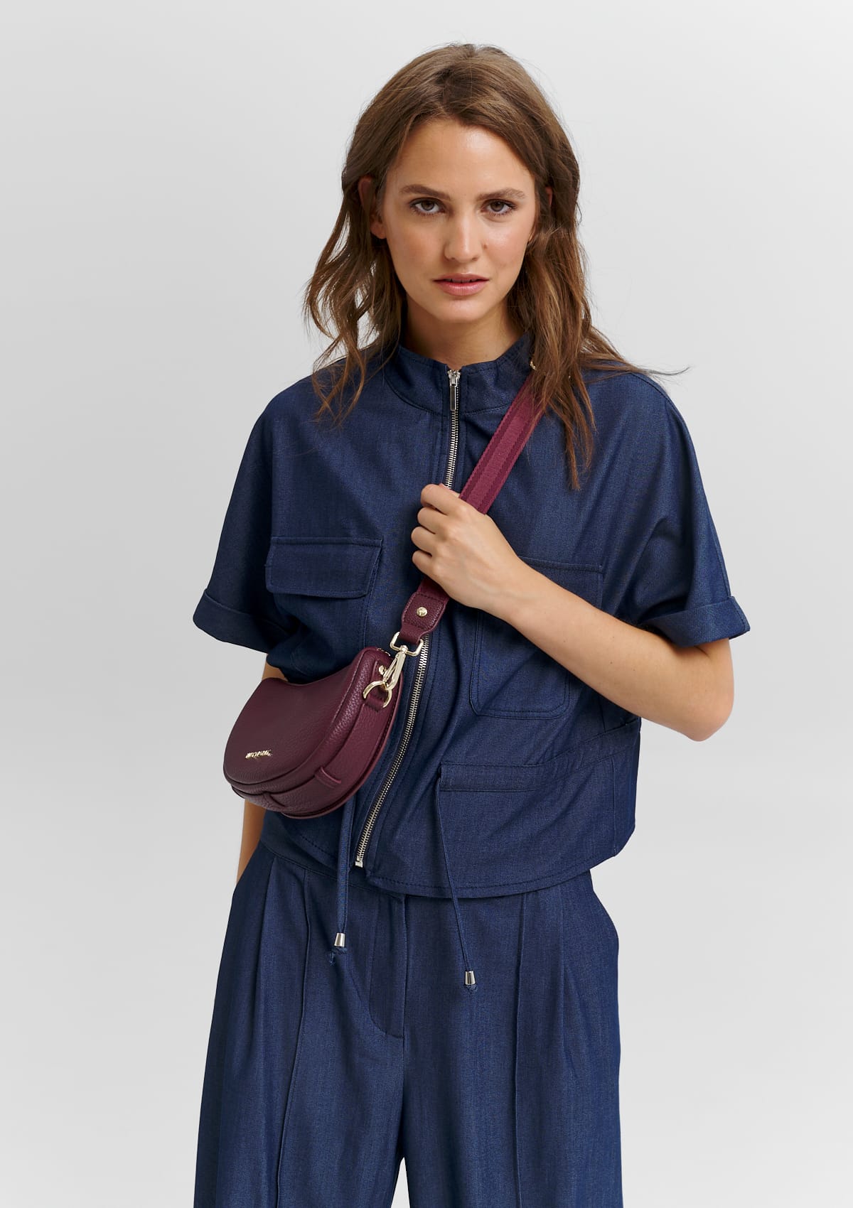 Tragebild mit Model auf neutralem Hintergrund des Produktes Sporty Sister in der Farbe Berry
