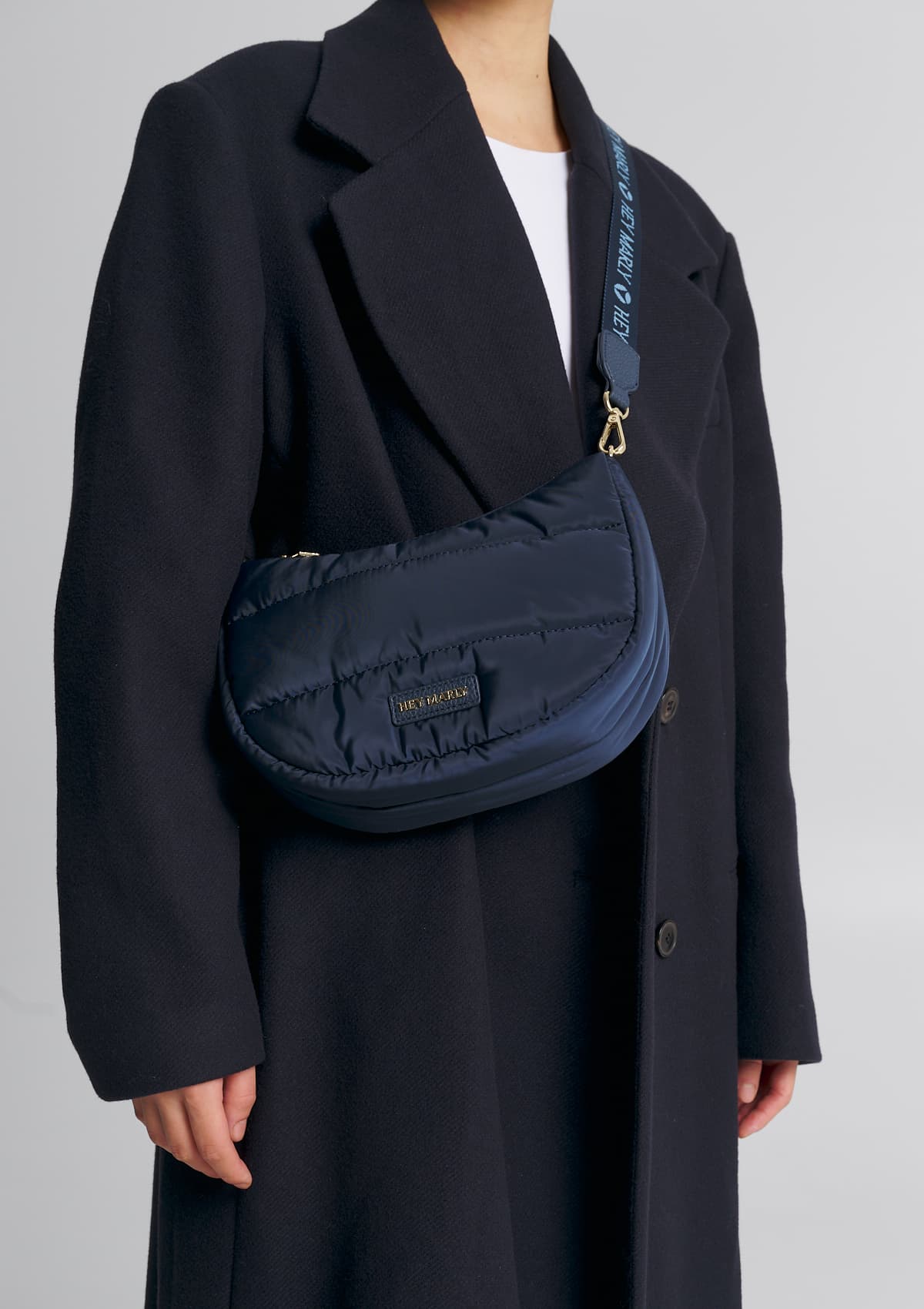 Tragebild mit Model auf neutralem Hintergrund des Produktes Lifetime Buddy S in der Farbe Deep Blue in der Größe S