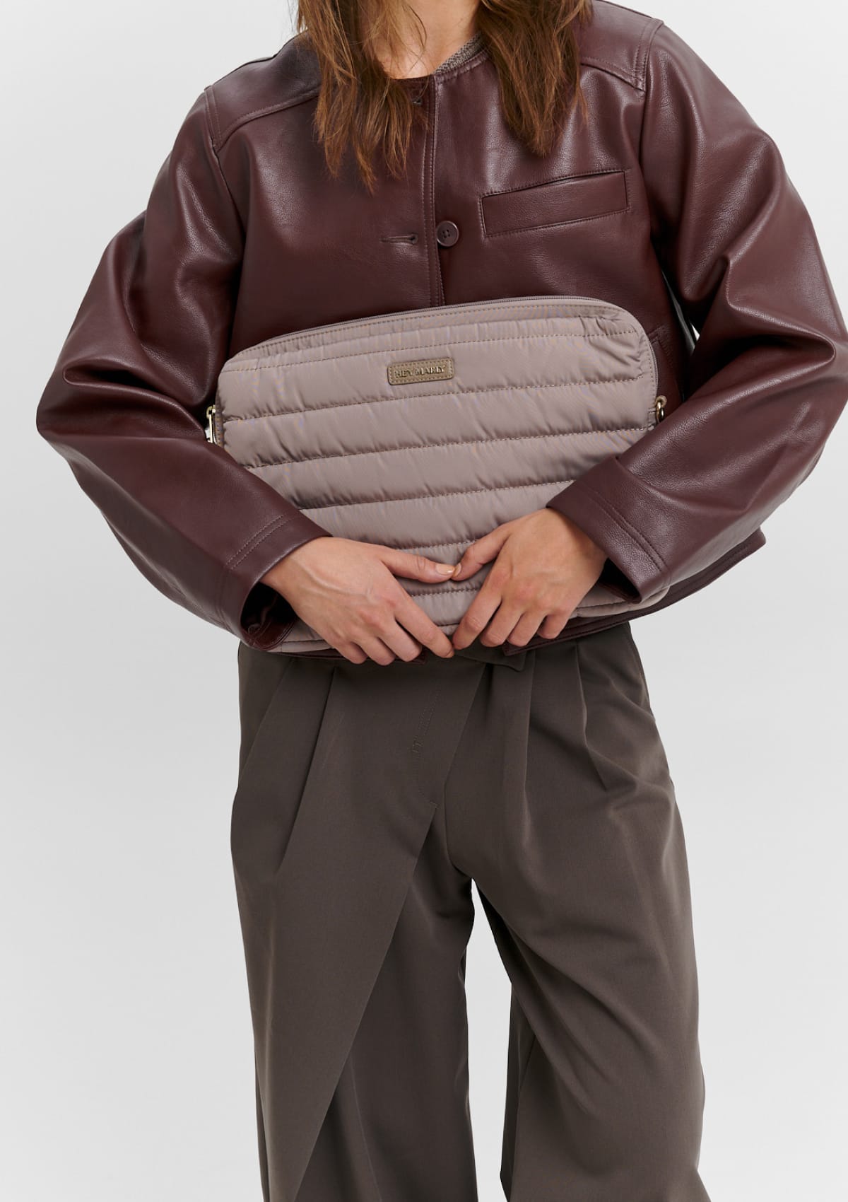 Tragebild mit Model auf neutralem Hintergrund des Produktes Office Buddy in der Farbe Mocha