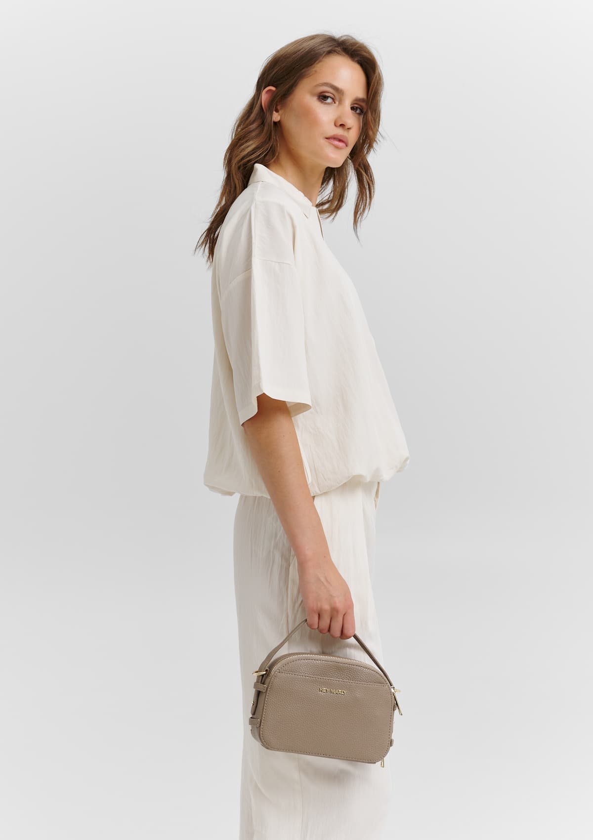 Tragebild mit Model auf neutralem Hintergrund des Produktes Style Mate in der Farbe Mocha