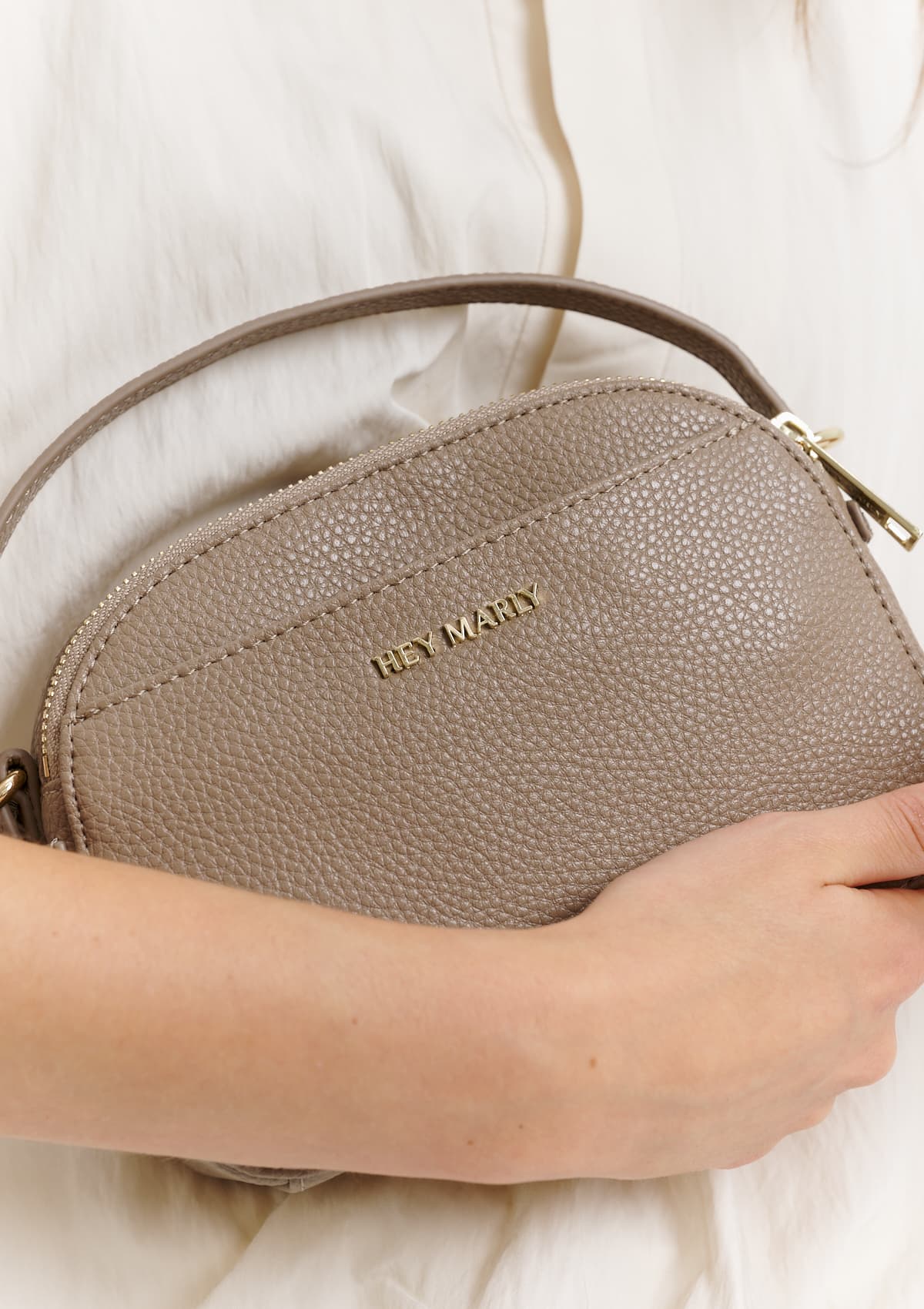 Tragebild mit Model auf neutralem Hintergrund des Produktes Style Mate in der Farbe Mocha