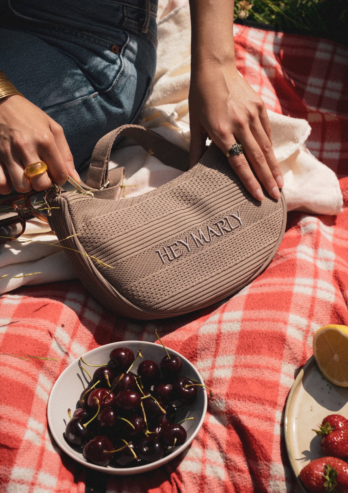 Tragebild mit Model auf neutralem Hintergrund des Produktes Summer Buddy S in der Farbe Mocha in der Größe S