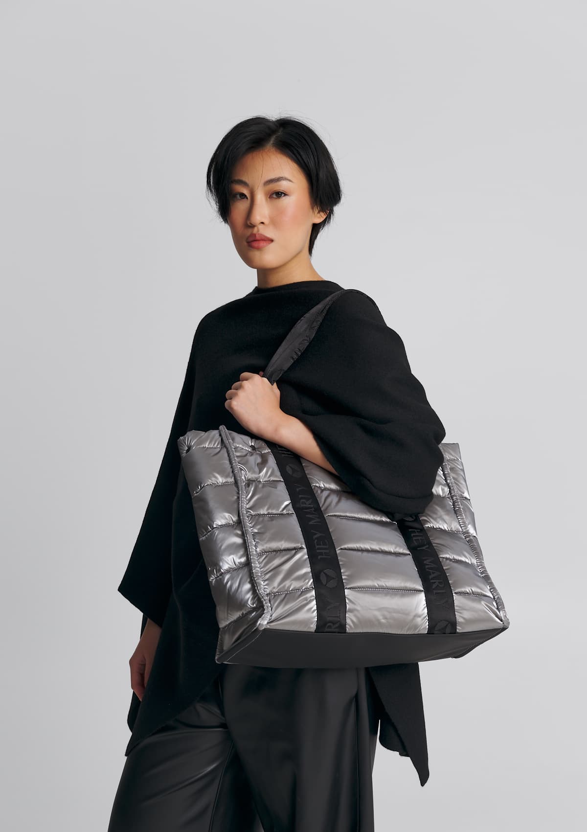 Tragebild mit Model auf neutralem Hintergrund des Produktes Best Buddy Blaze in der Farbe Silver