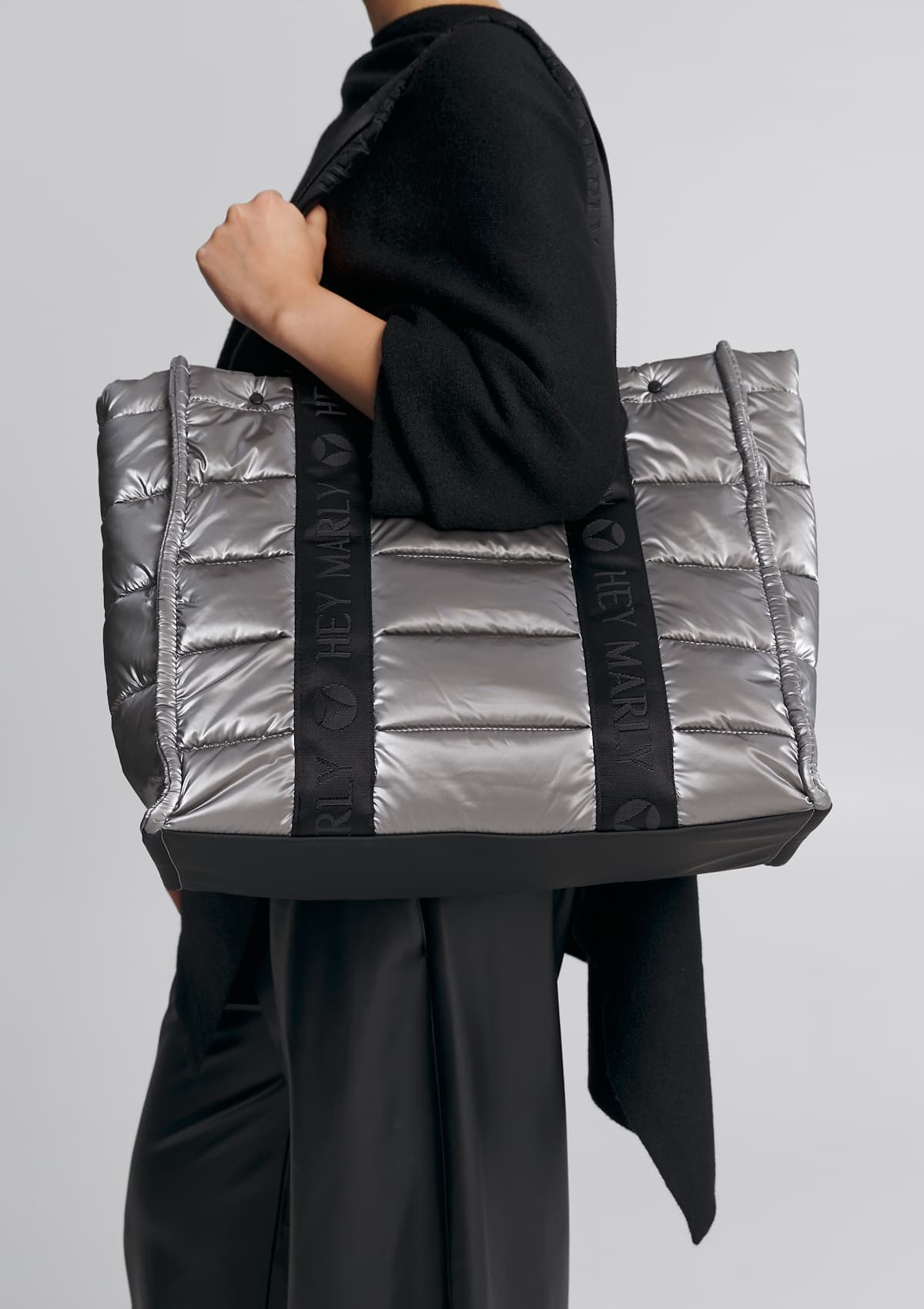 Tragebild mit Model auf neutralem Hintergrund des Produktes Best Buddy Blaze in der Farbe Silver