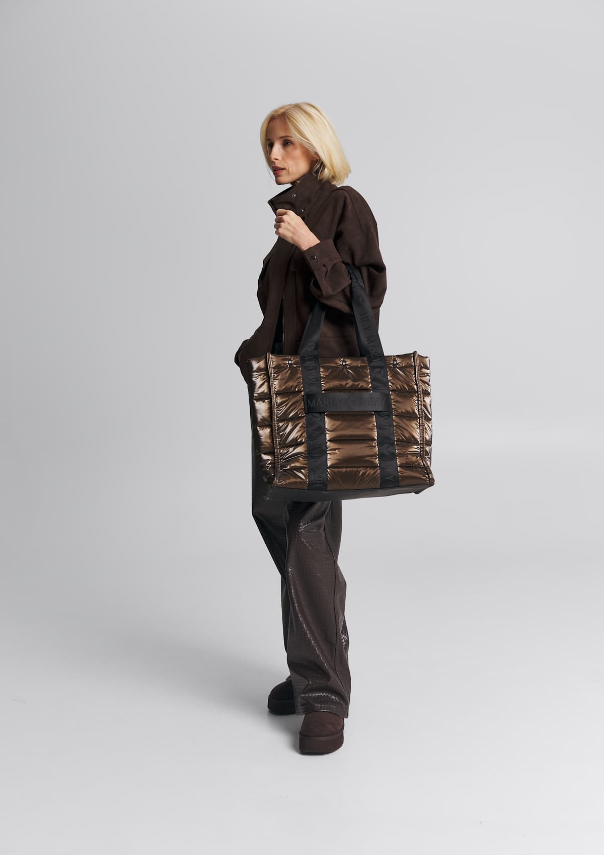 Tragebild mit Model auf neutralem Hintergrund des Produktes Best Buddy Blaze in der Farbe Coffee