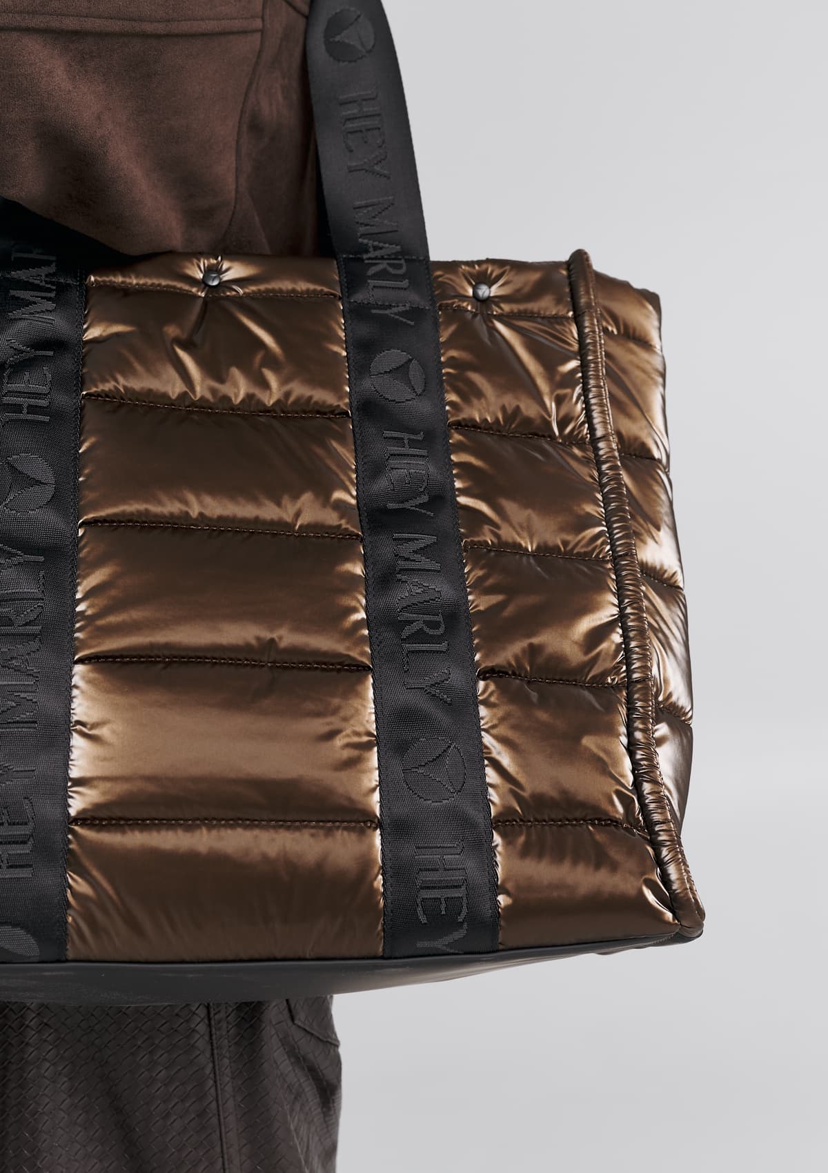 Tragebild mit Model auf neutralem Hintergrund des Produktes Best Buddy Blaze in der Farbe Coffee