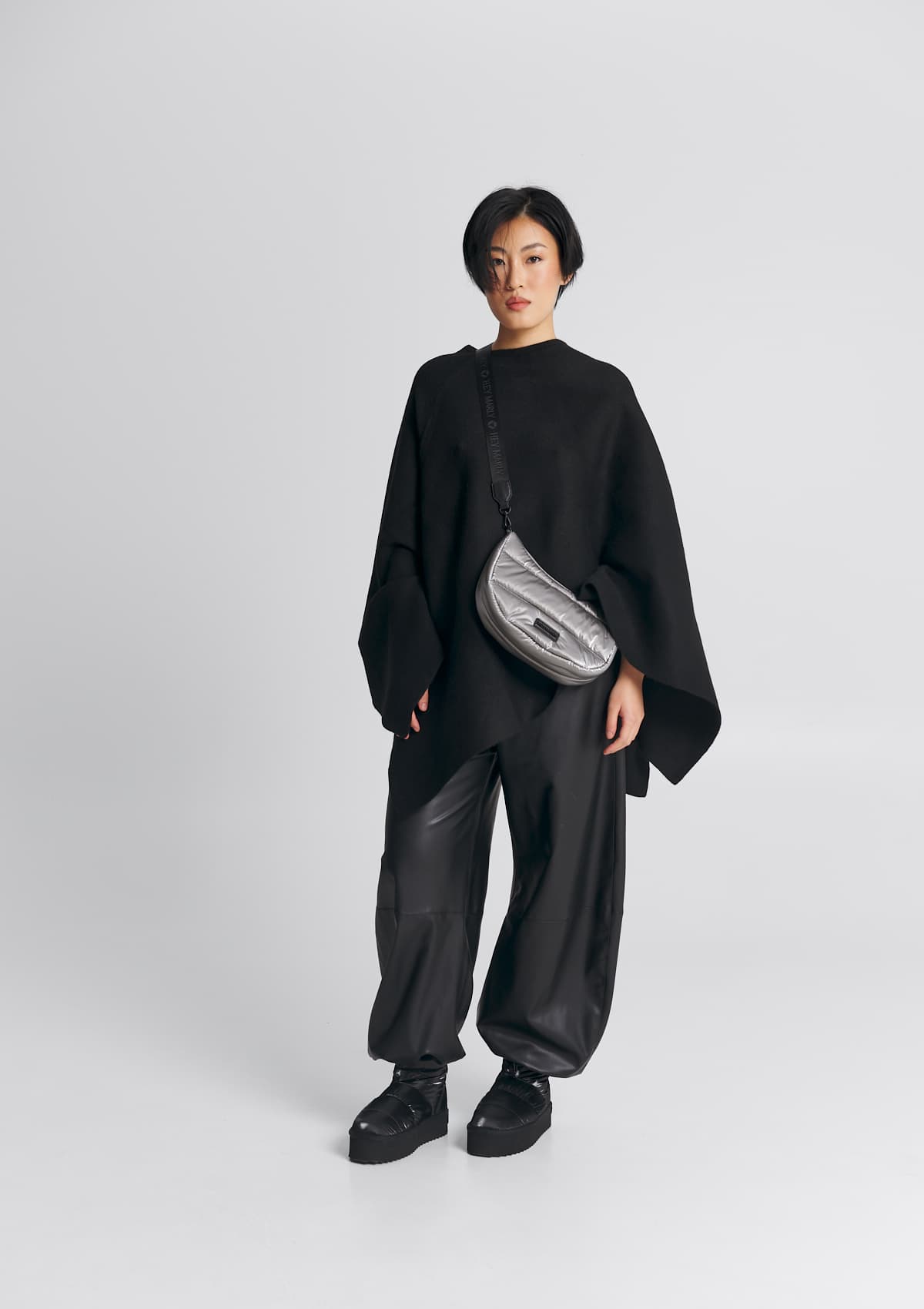 Tragebild mit Model auf neutralem Hintergrund des Produktes Lifetime Buddy Blaze S in der Farbe Silver in der Größe S