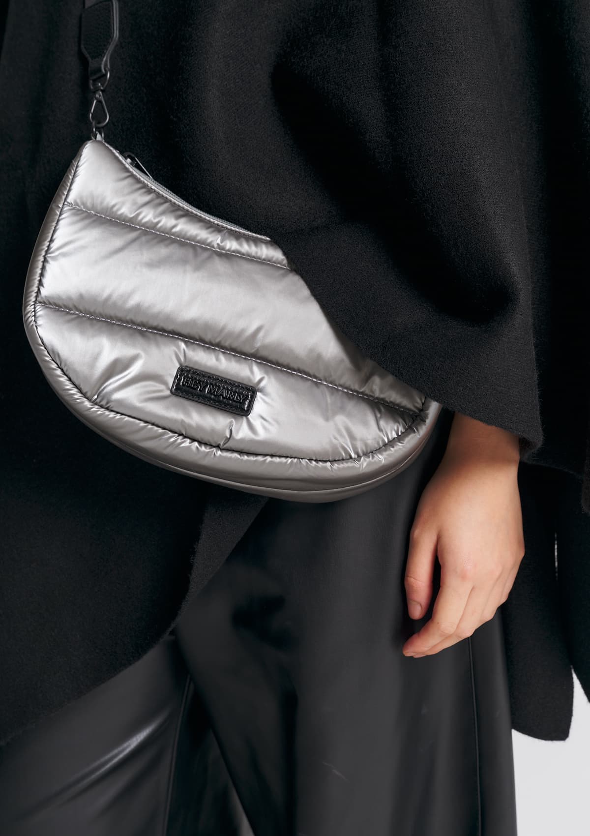 Tragebild mit Model auf neutralem Hintergrund des Produktes Lifetime Buddy Blaze S in der Farbe Silver in der Größe S