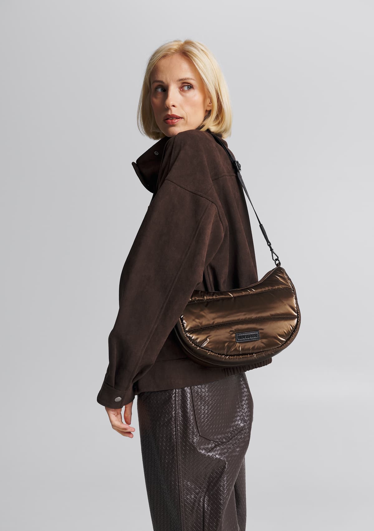 Tragebild mit Model auf neutralem Hintergrund des Produktes Lifetime Buddy Blaze S in der Farbe Coffee in der Größe S