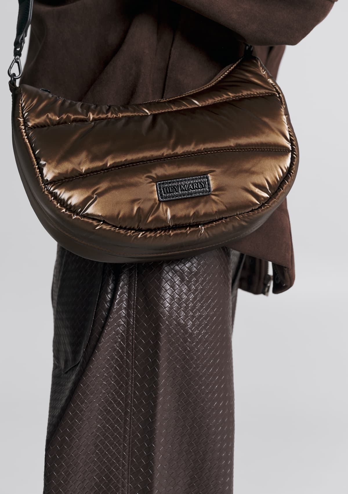 Tragebild mit Model auf neutralem Hintergrund des Produktes Lifetime Buddy Blaze S in der Farbe Coffee in der Größe S