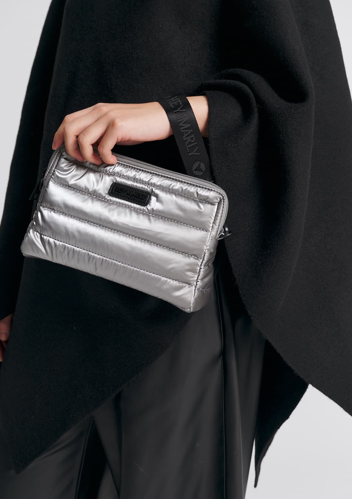 Tragebild mit Model auf neutralem Hintergrund des Produktes Little Buddy Blaze in der Farbe Silver