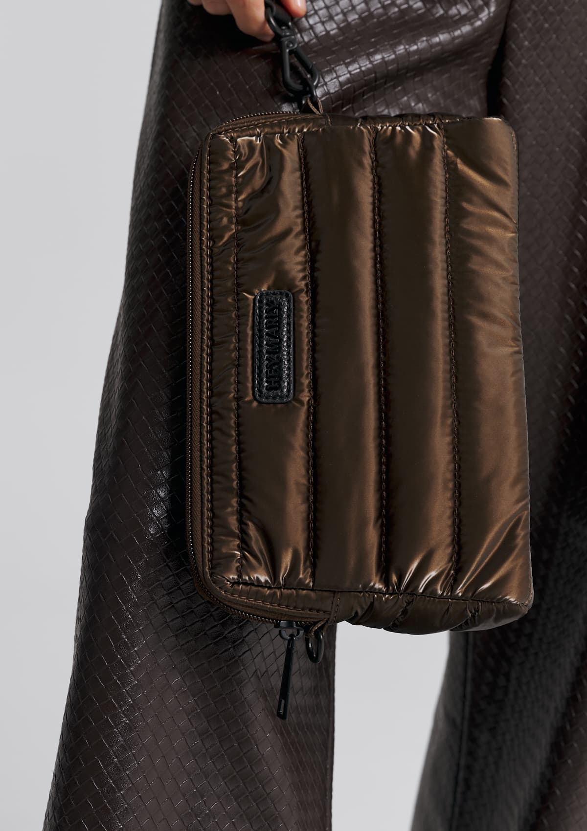 Tragebild mit Model auf neutralem Hintergrund des Produktes Little Buddy Blaze in der Farbe Coffee