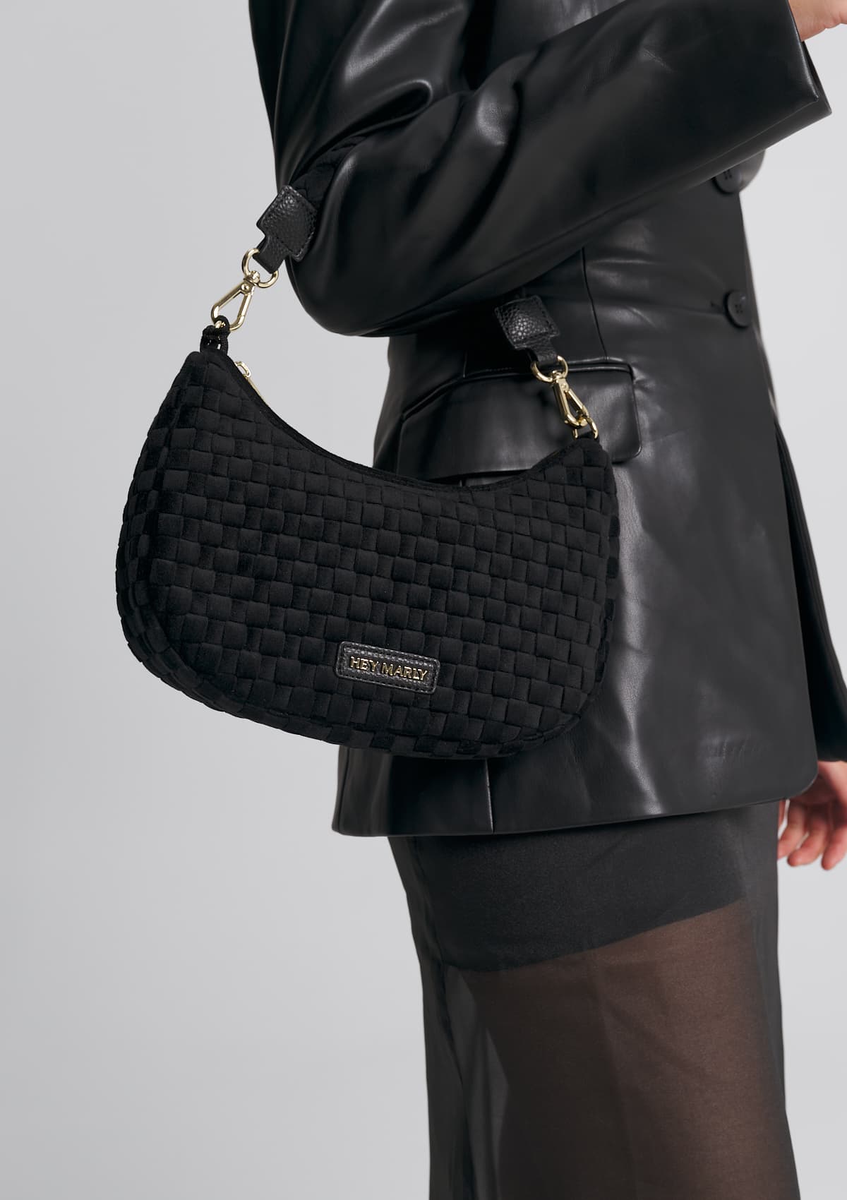 Tragebild mit Model auf neutralem Hintergrund des Produktes Lifetime Lover Velvet S in der Farbe Black in der Größe S