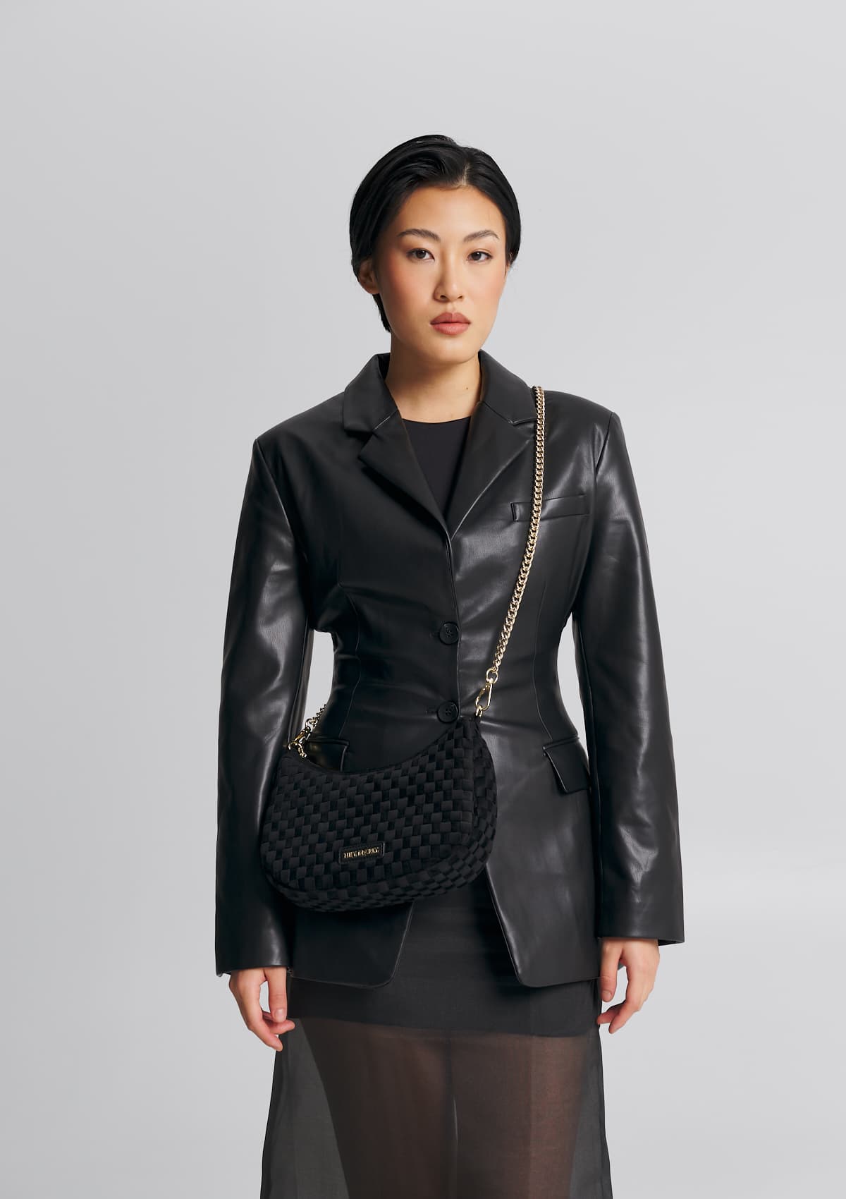 Tragebild mit Model auf neutralem Hintergrund des Produktes Lifetime Lover Velvet S in der Farbe Black in der Größe S