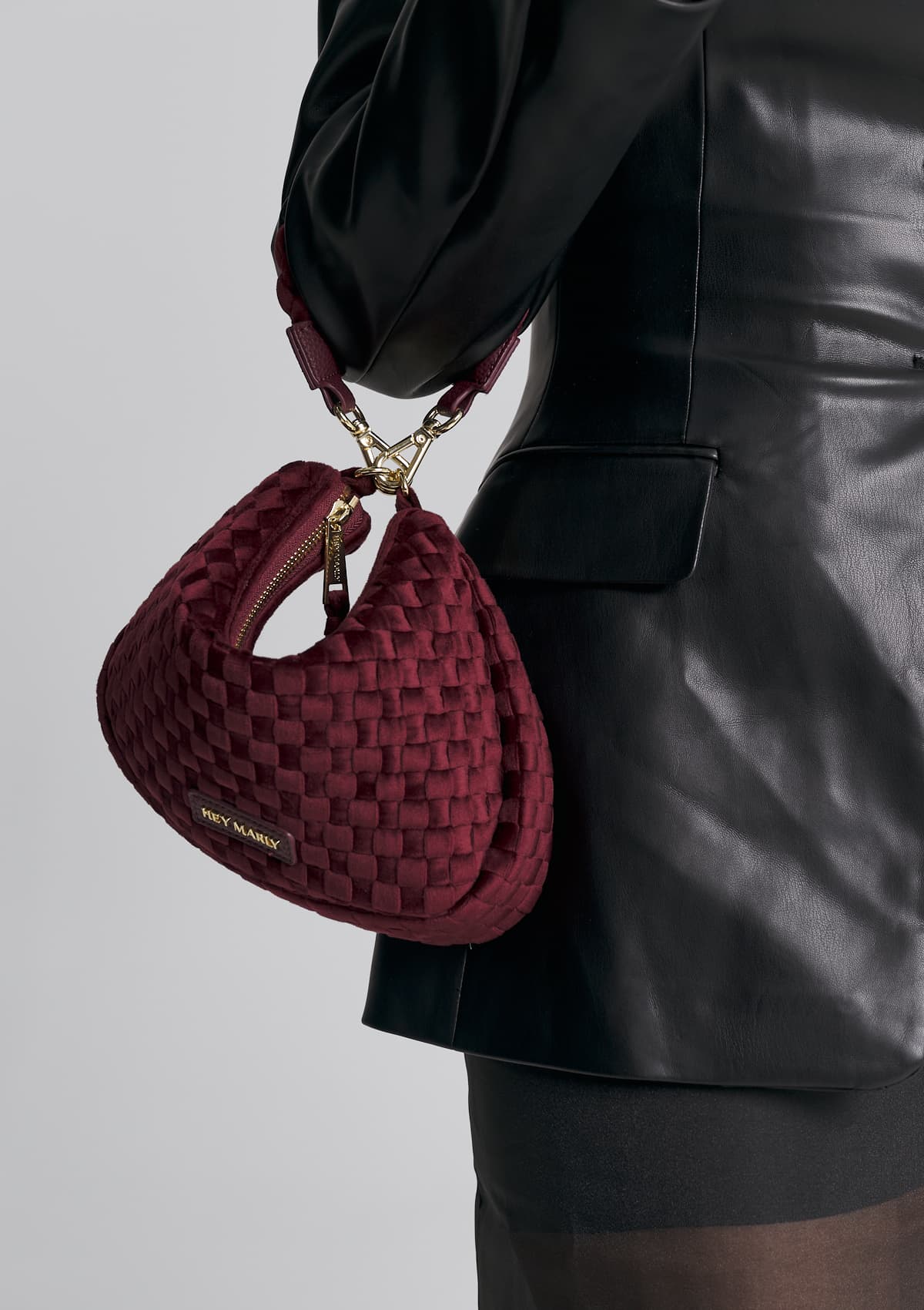 Tragebild mit Model auf neutralem Hintergrund des Produktes Lifetime Lover Velvet S in der Farbe Berry in der Größe S