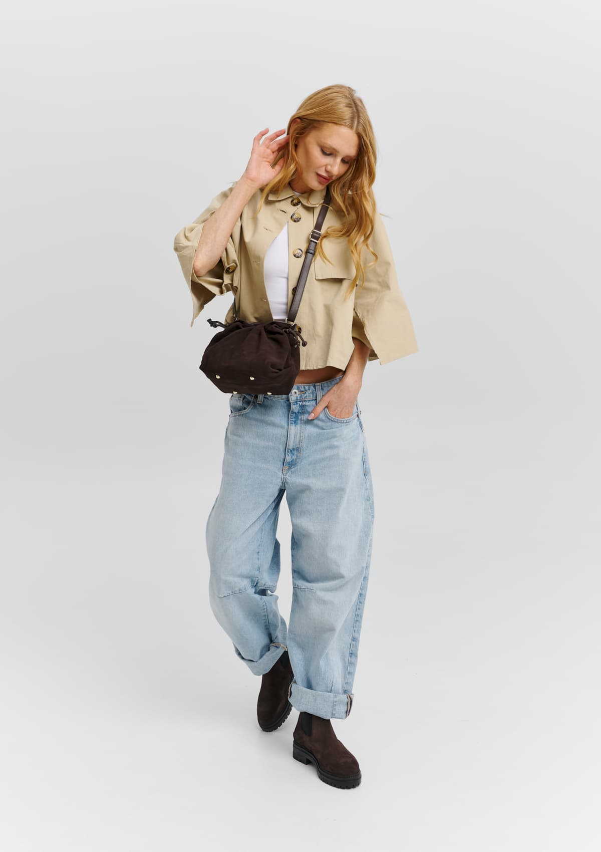 Tragebild mit Model auf neutralem Hintergrund des Produktes Cool Companion Suede S in der Farbe Coffee in der Größe S