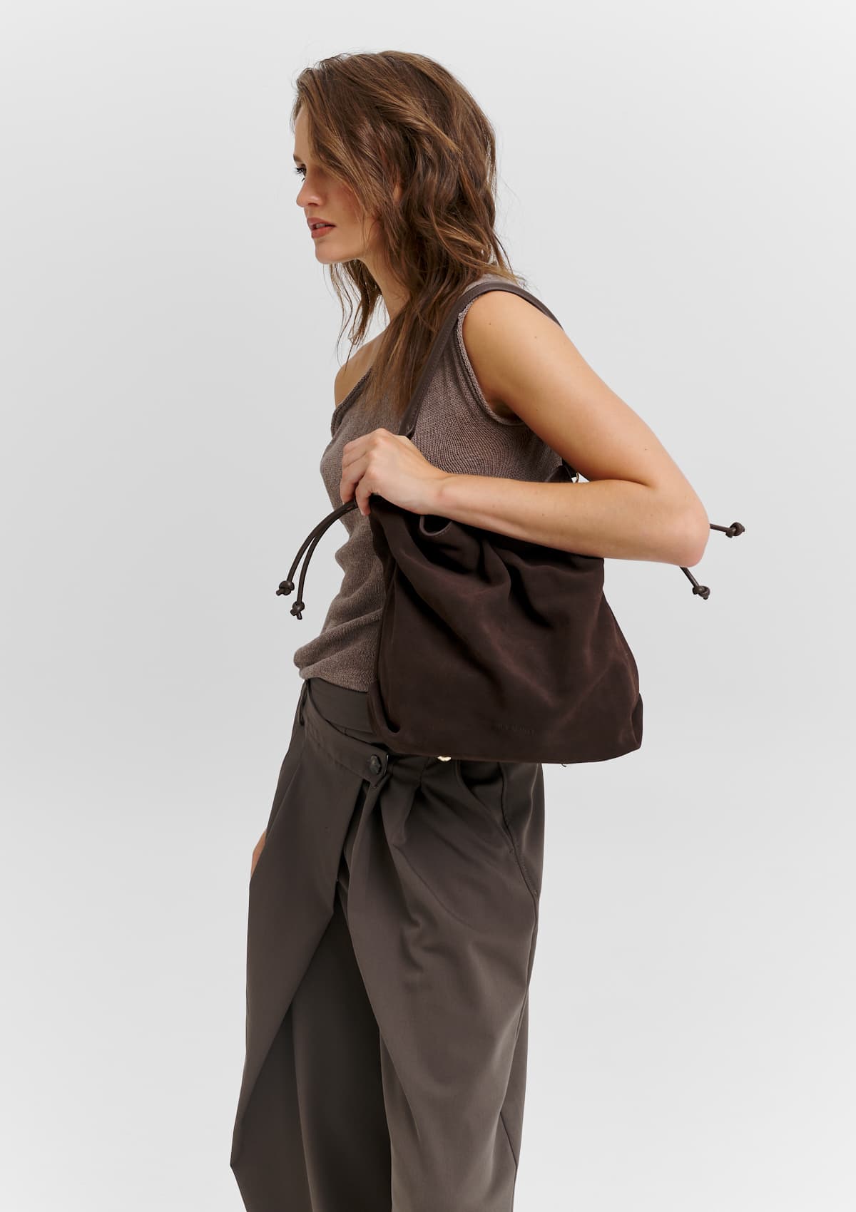 Tragebild mit Model auf neutralem Hintergrund des Produktes Cool Companion Suede M in der Farbe Coffee in der Größe M