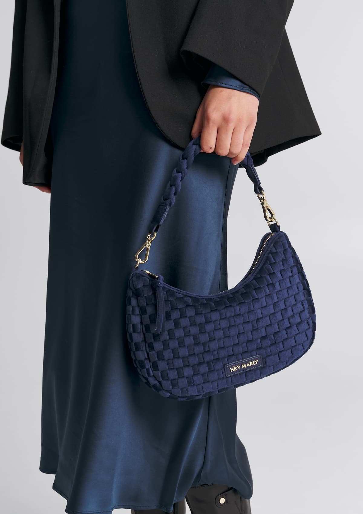 Tragebild mit Model auf neutralem Hintergrund des Produktes Lifetime Lover Velvet S in der Farbe Blue in der Größe S