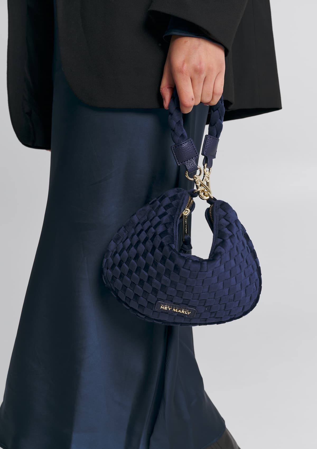 Tragebild mit Model auf neutralem Hintergrund des Produktes Lifetime Lover Velvet S in der Farbe Blue in der Größe S