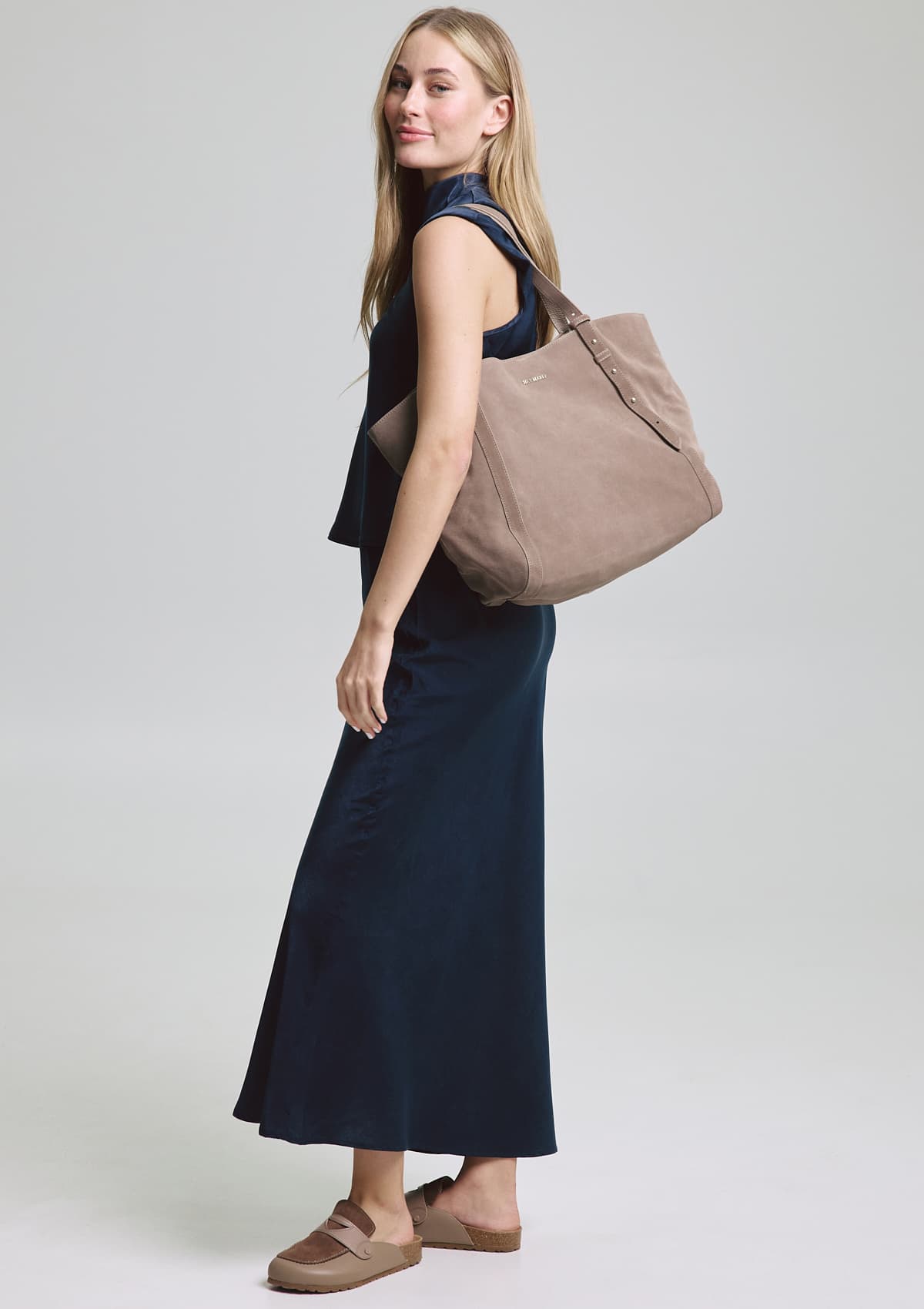 Tragebild mit Model auf neutralem Hintergrund des Produktes Pretty Wonder Suede in der Farbe Mocha