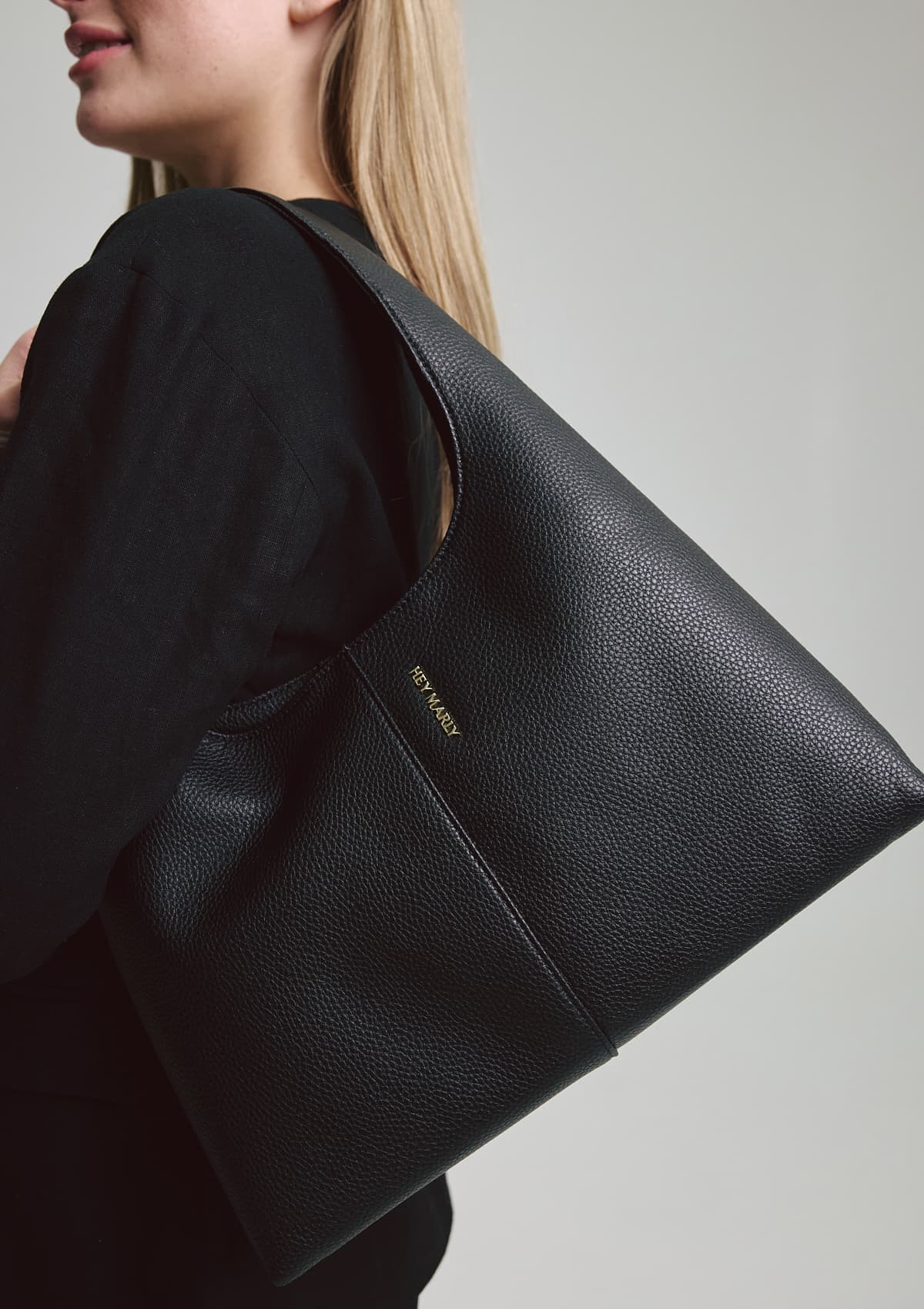 Tragebild mit Model auf neutralem Hintergrund des Produktes Alltime Lover M in der Farbe Black in der Größe M