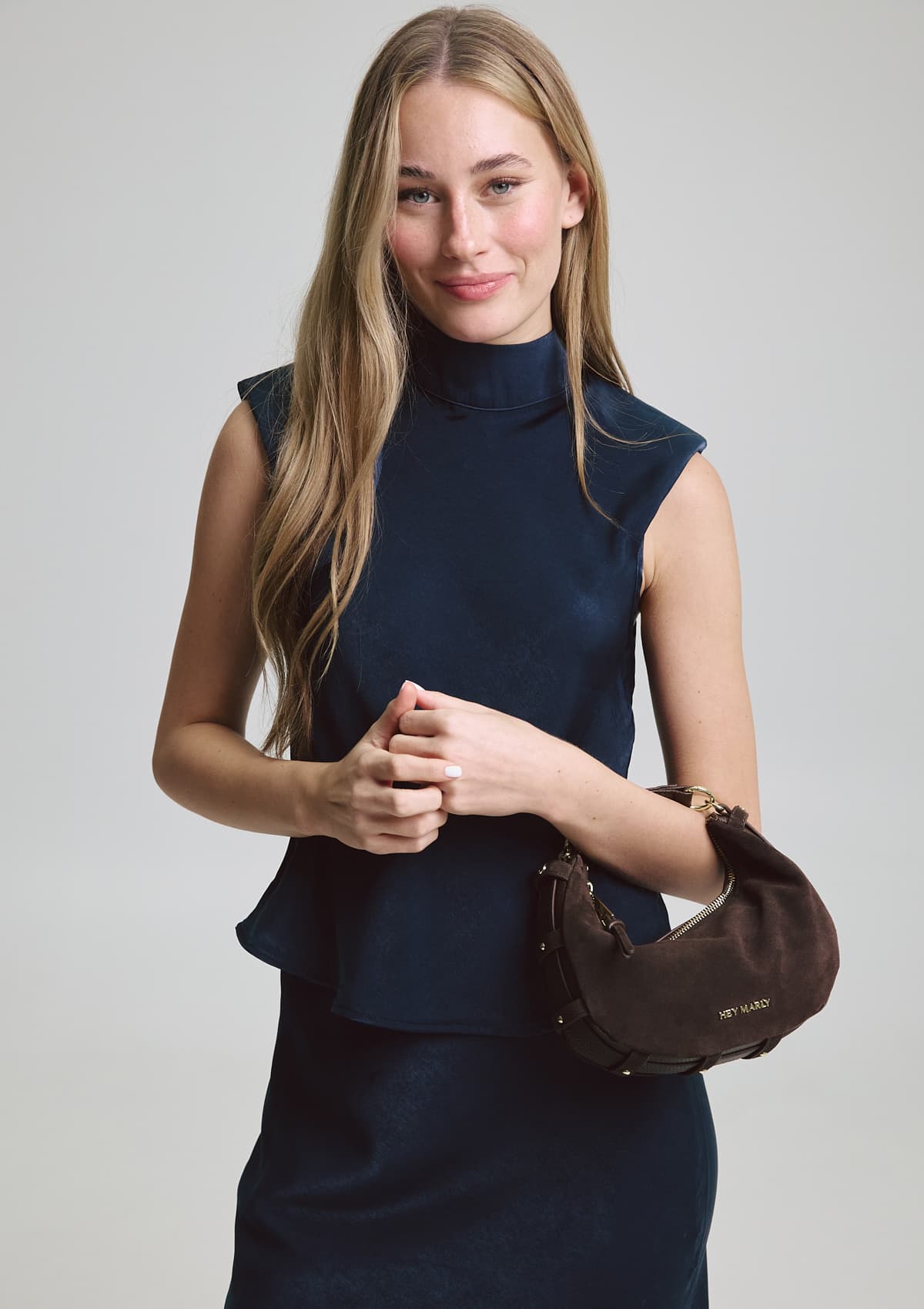 Tragebild mit Model auf neutralem Hintergrund des Produktes Lifetime Sister Suede S in der Farbe Coffee in der Größe S