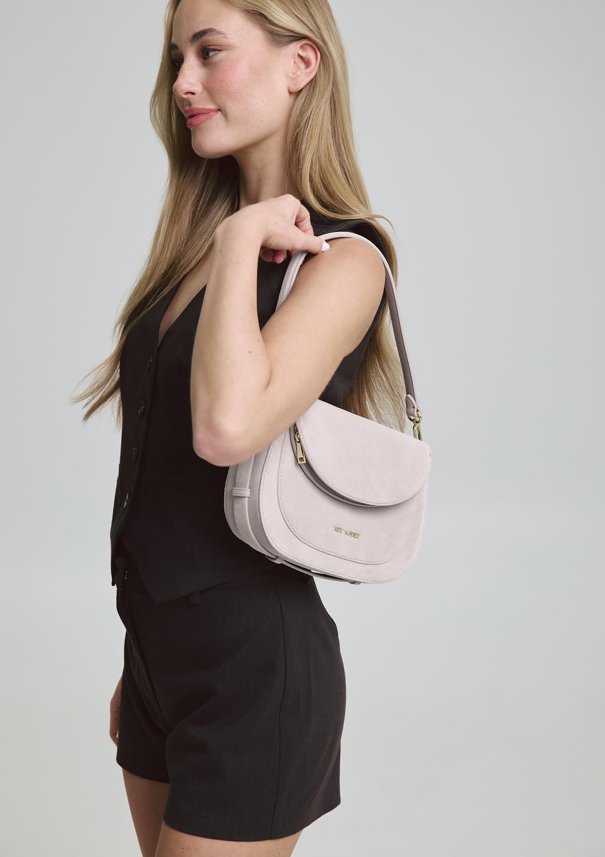 Tragebild mit Model auf neutralem Hintergrund des Produktes Big Sister Suede in der Farbe Nude