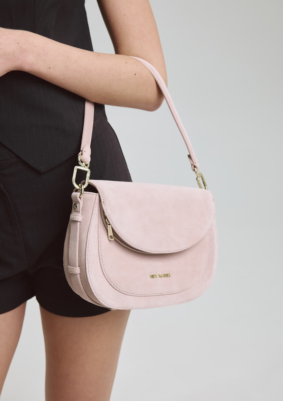 Tragebild mit Model auf neutralem Hintergrund des Produktes Big Sister Suede in der Farbe Nude