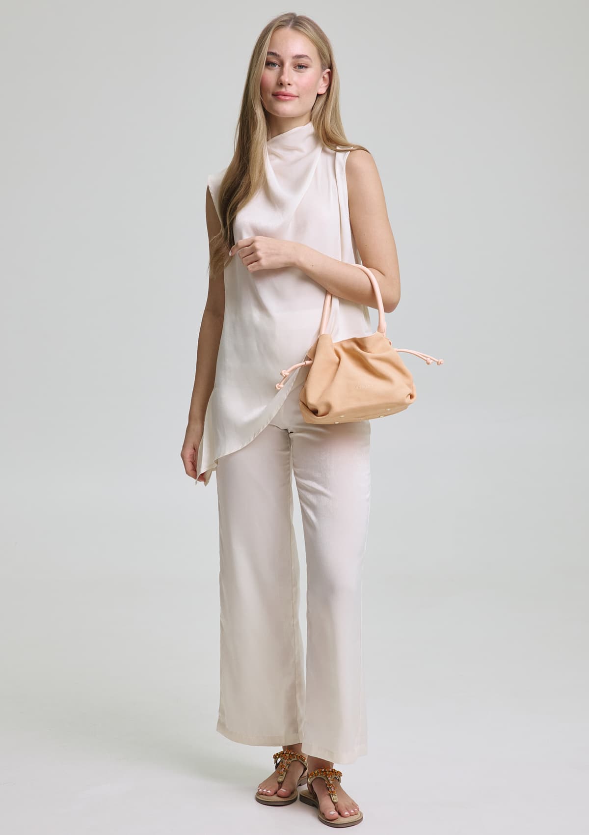 Tragebild mit Model auf neutralem Hintergrund des Produktes Cool Companion Suede S in der Farbe Apricot in der Größe S