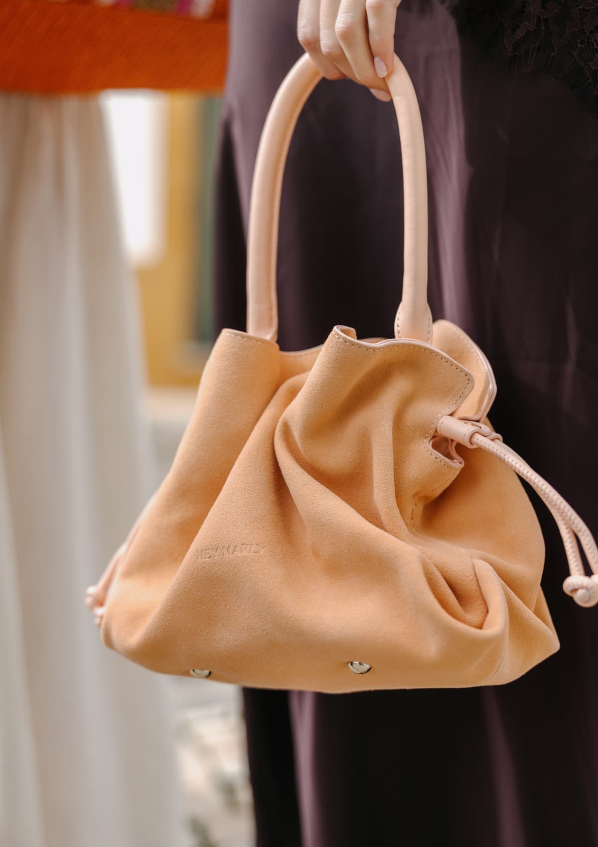 Tragebild mit Model auf neutralem Hintergrund des Produktes Cool Companion Suede S in der Farbe Apricot in der Größe S