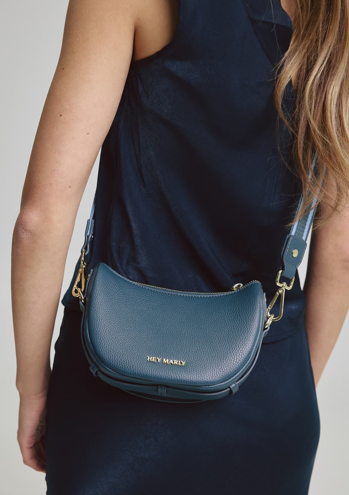 Tragebild mit Model auf neutralem Hintergrund des Produktes Sporty Sister in der Farbe Teal