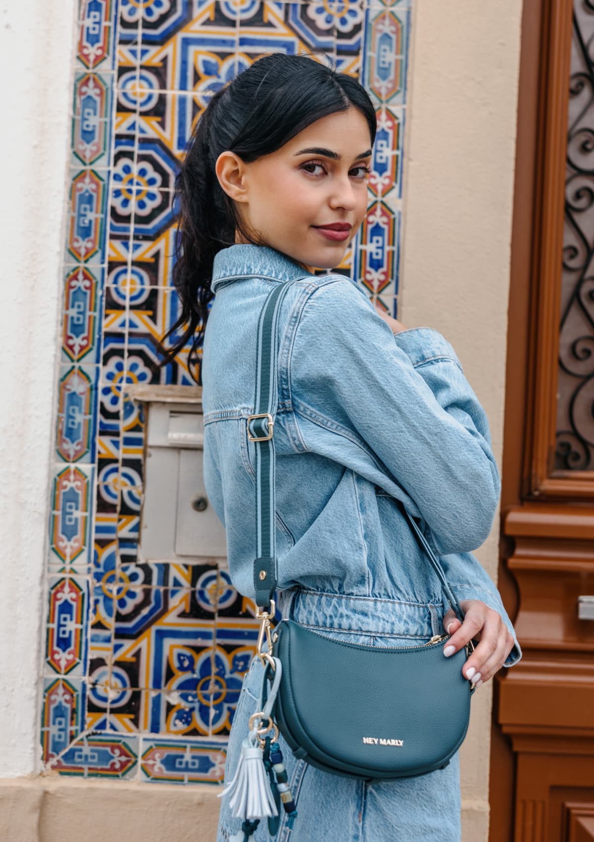 Tragebild mit Model auf neutralem Hintergrund des Produktes Sporty Sister in der Farbe Teal