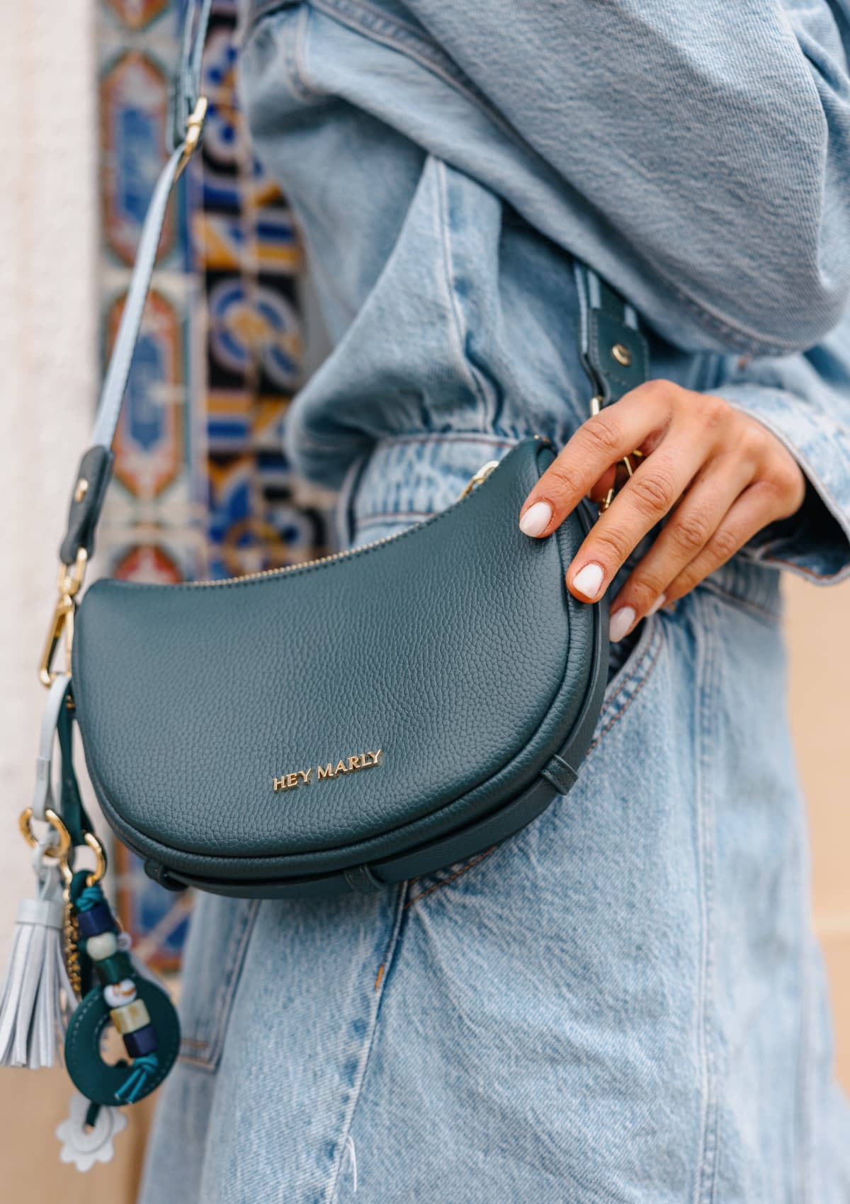 Tragebild mit Model auf neutralem Hintergrund des Produktes Sporty Sister in der Farbe Teal