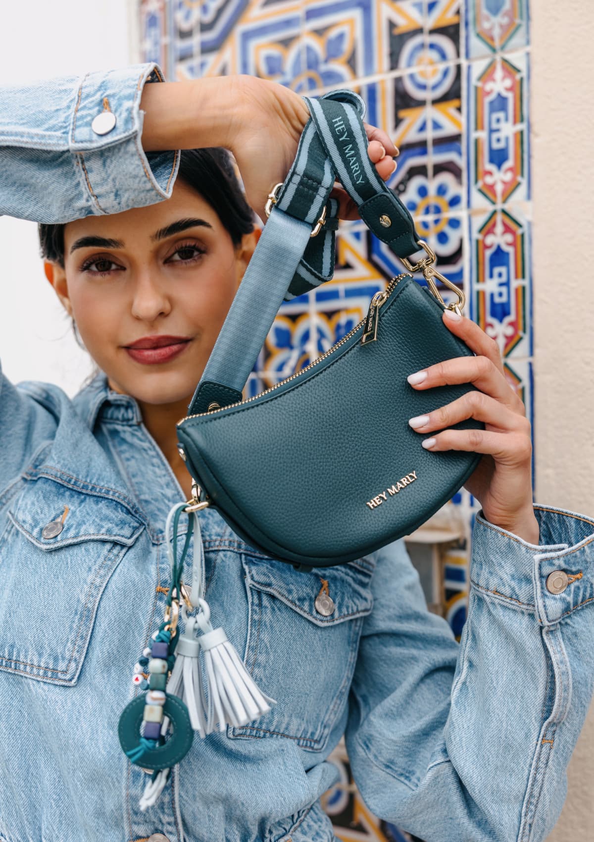 Tragebild mit Model auf neutralem Hintergrund des Produktes Sporty Sister in der Farbe Teal