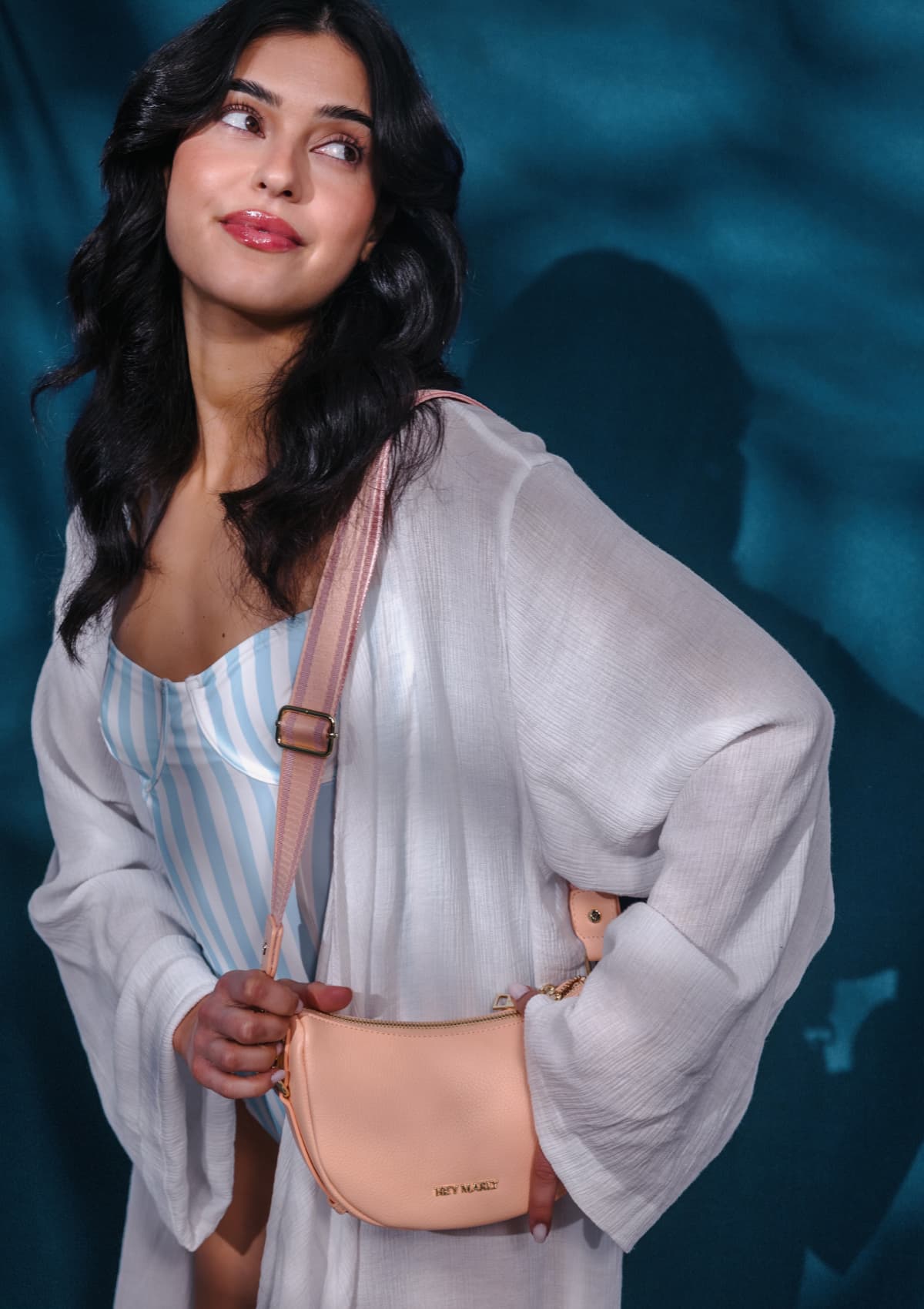 Tragebild mit Model auf neutralem Hintergrund des Produktes Sporty Sister in der Farbe Apricot