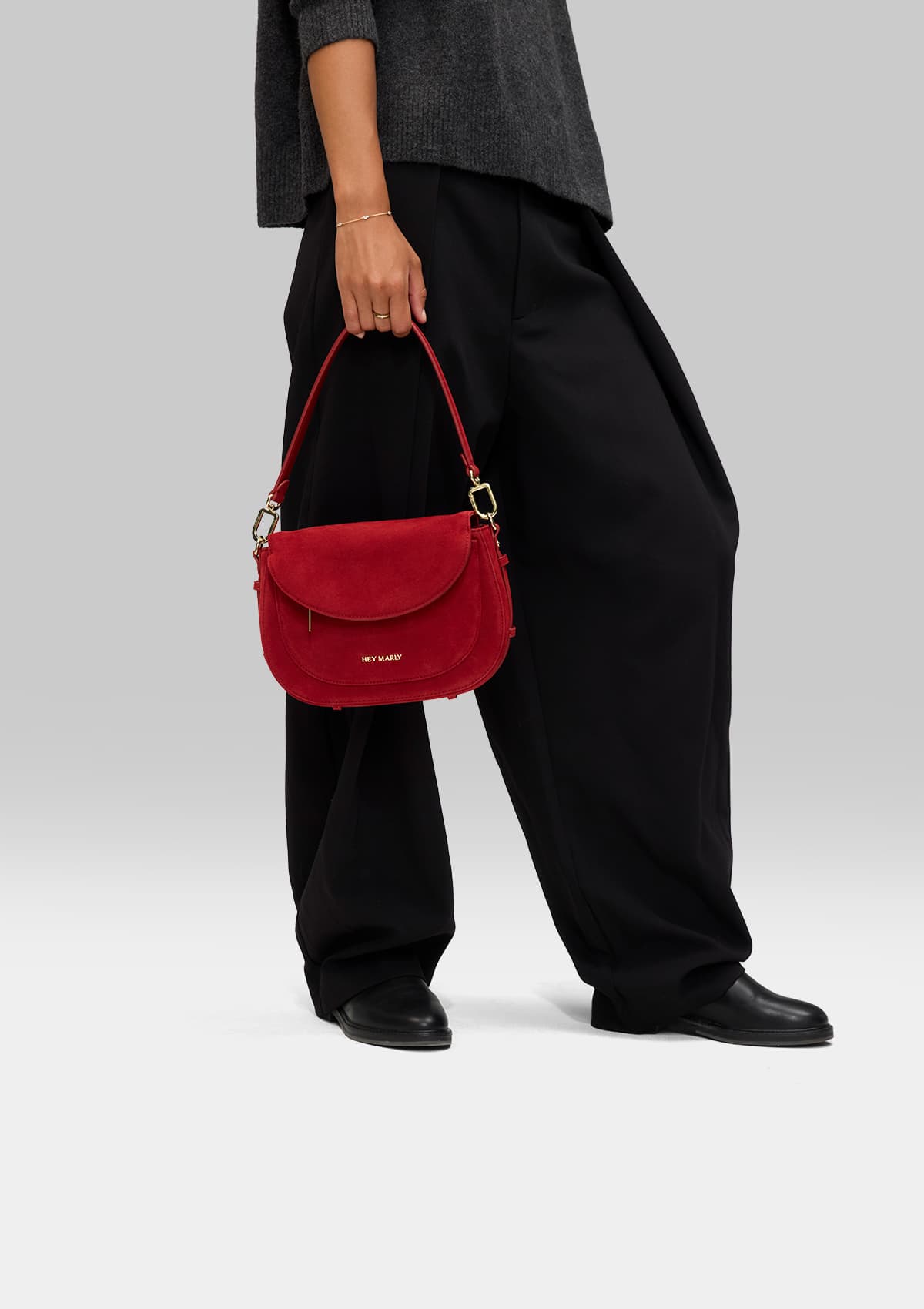 Tragebild mit Model auf neutralem Hintergrund des Produktes Big Sister Suede in der Farbe Red
