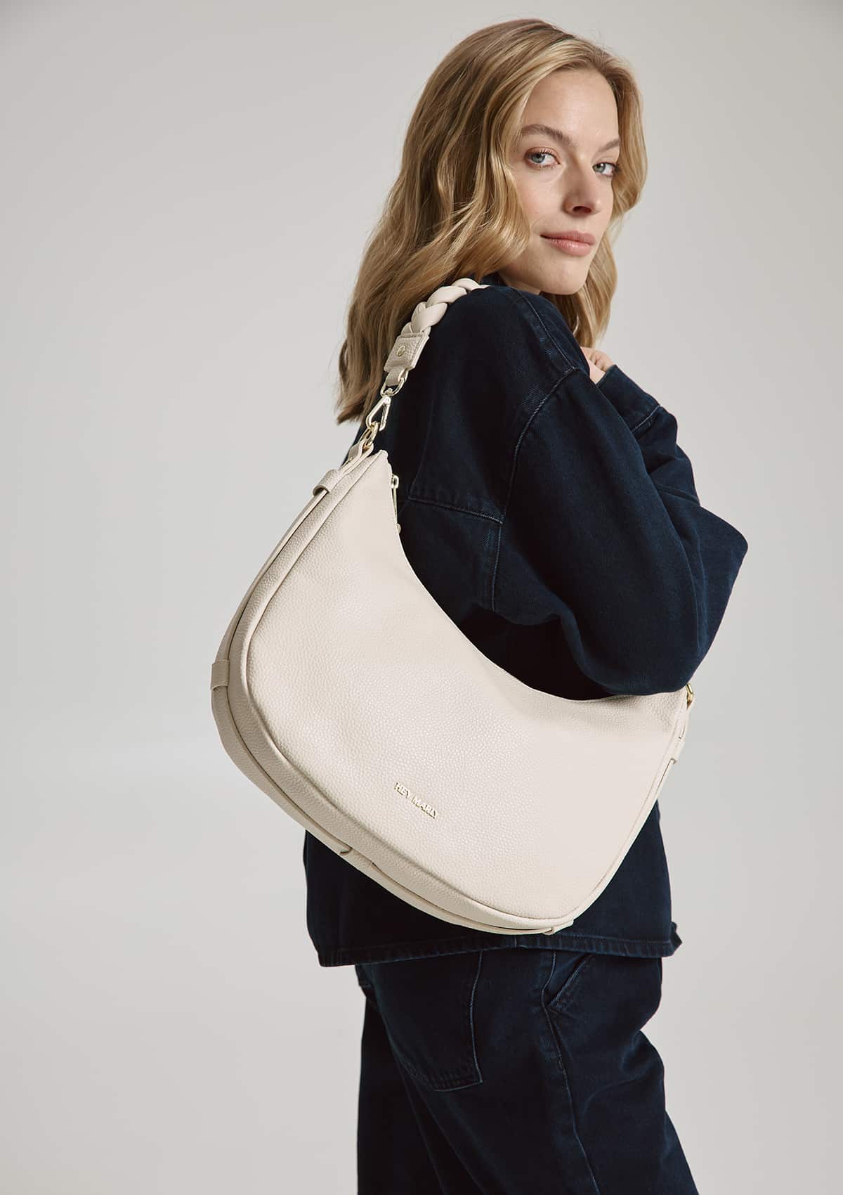 Tragebild mit Model auf neutralem Hintergrund des Produktes Lifetime Lover in der Farbe Crema