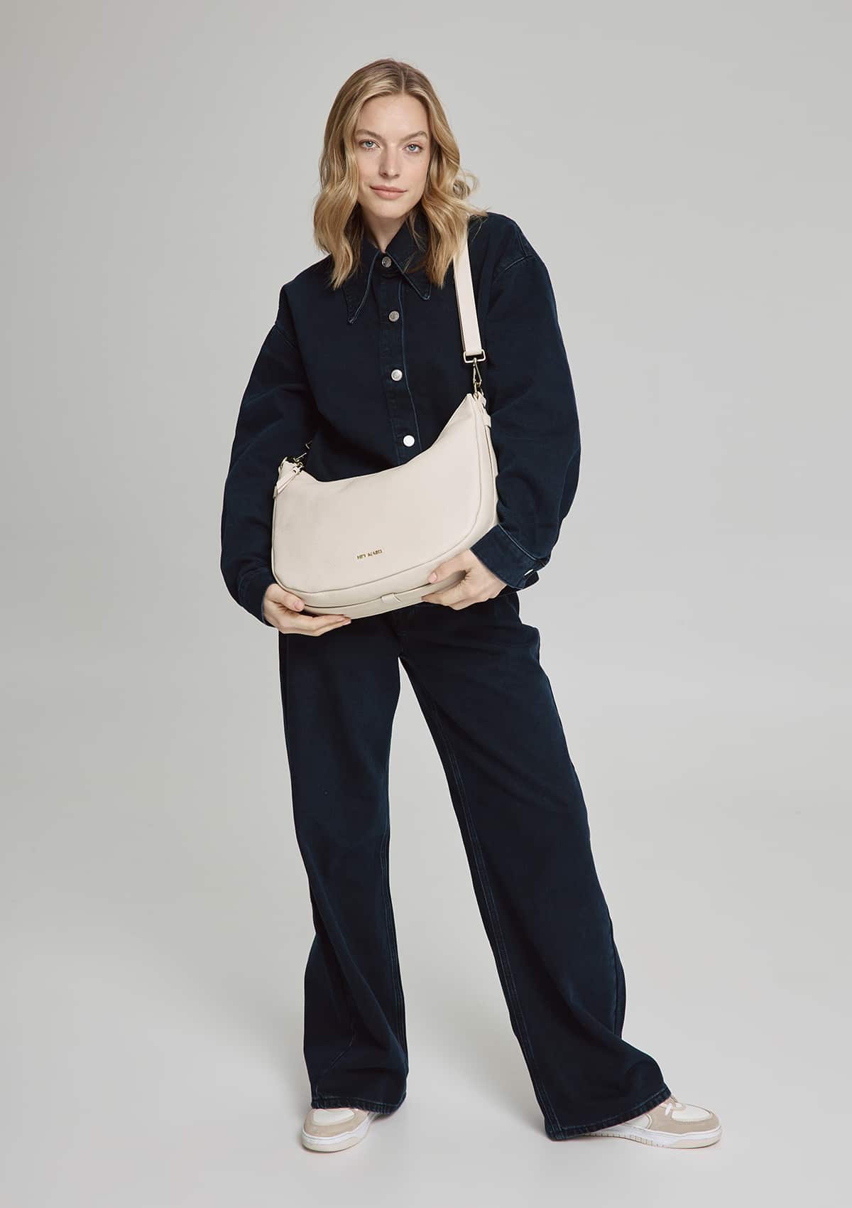 Tragebild mit Model auf neutralem Hintergrund des Produktes Lifetime Lover in der Farbe Crema