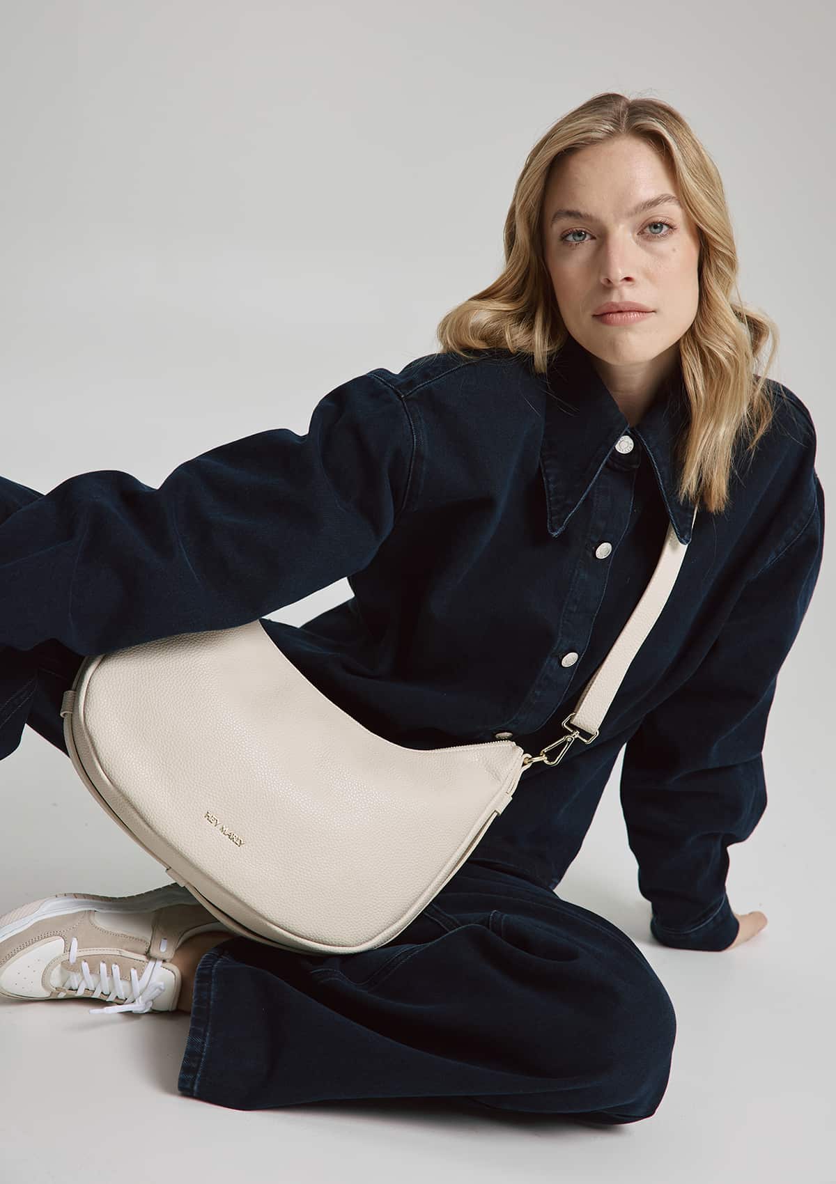 Tragebild mit Model auf neutralem Hintergrund des Produktes Lifetime Lover in der Farbe Crema