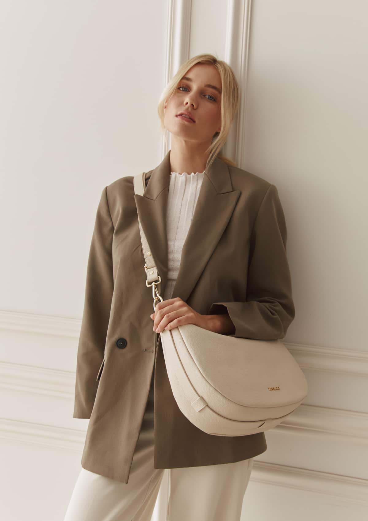 Tragebild mit Model auf neutralem Hintergrund des Produktes Lifetime Lover in der Farbe Crema