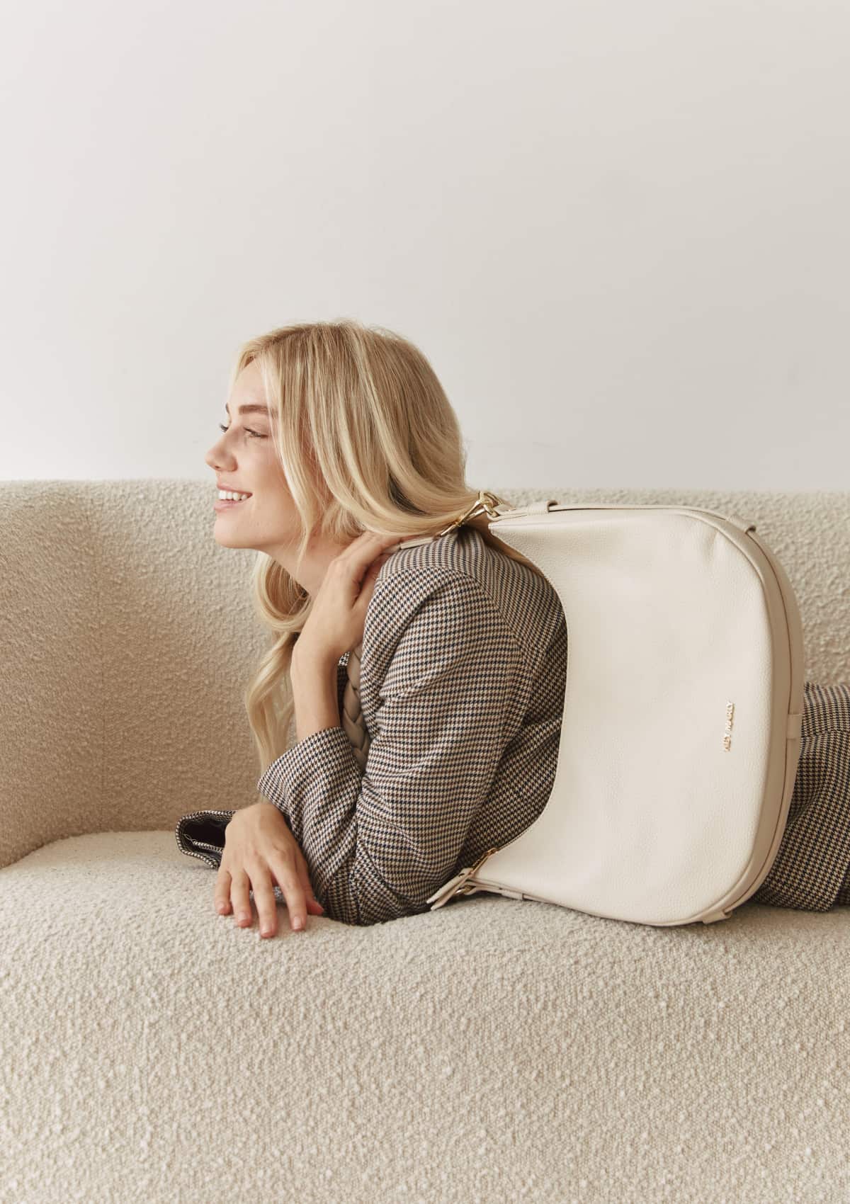 Tragebild mit Model auf neutralem Hintergrund des Produktes Lifetime Lover in der Farbe Crema