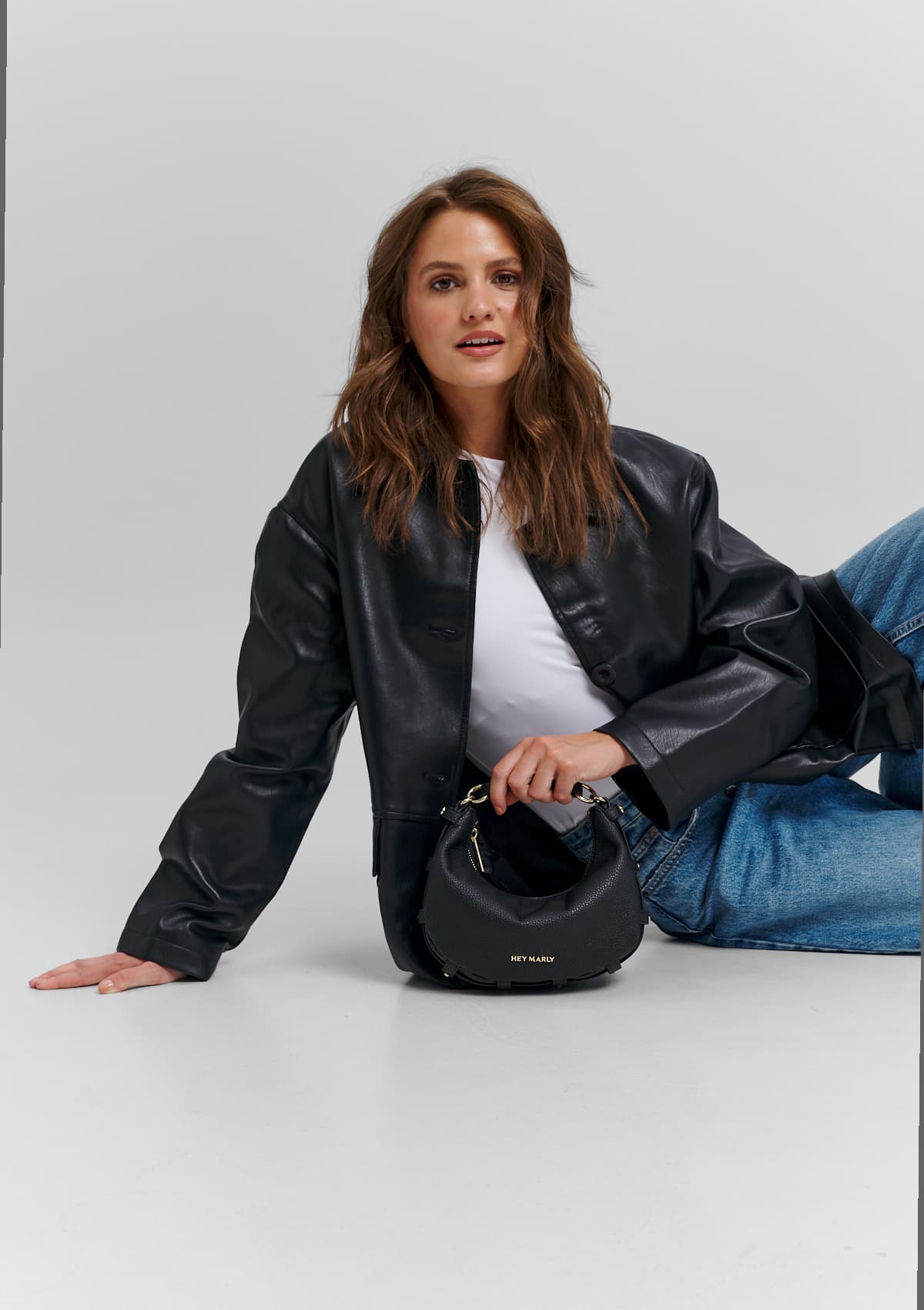 Tragebild mit Model auf neutralem Hintergrund des Produktes Lifetime Sister S in der Farbe Black in der Größe S